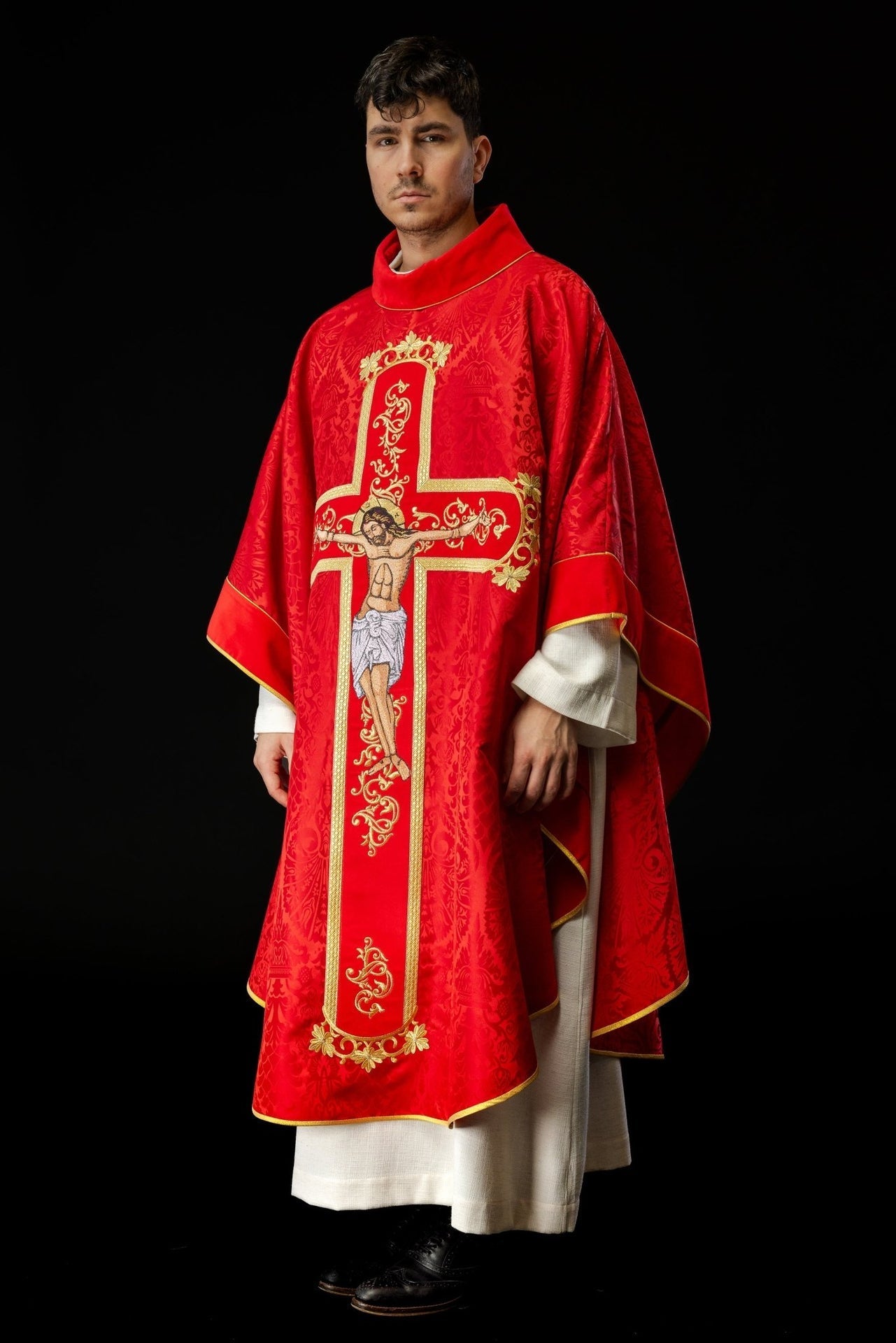 Rotes Messgewand, bestickt mit dem Muster von Jesus Christus - MESSGEWANDER.DE