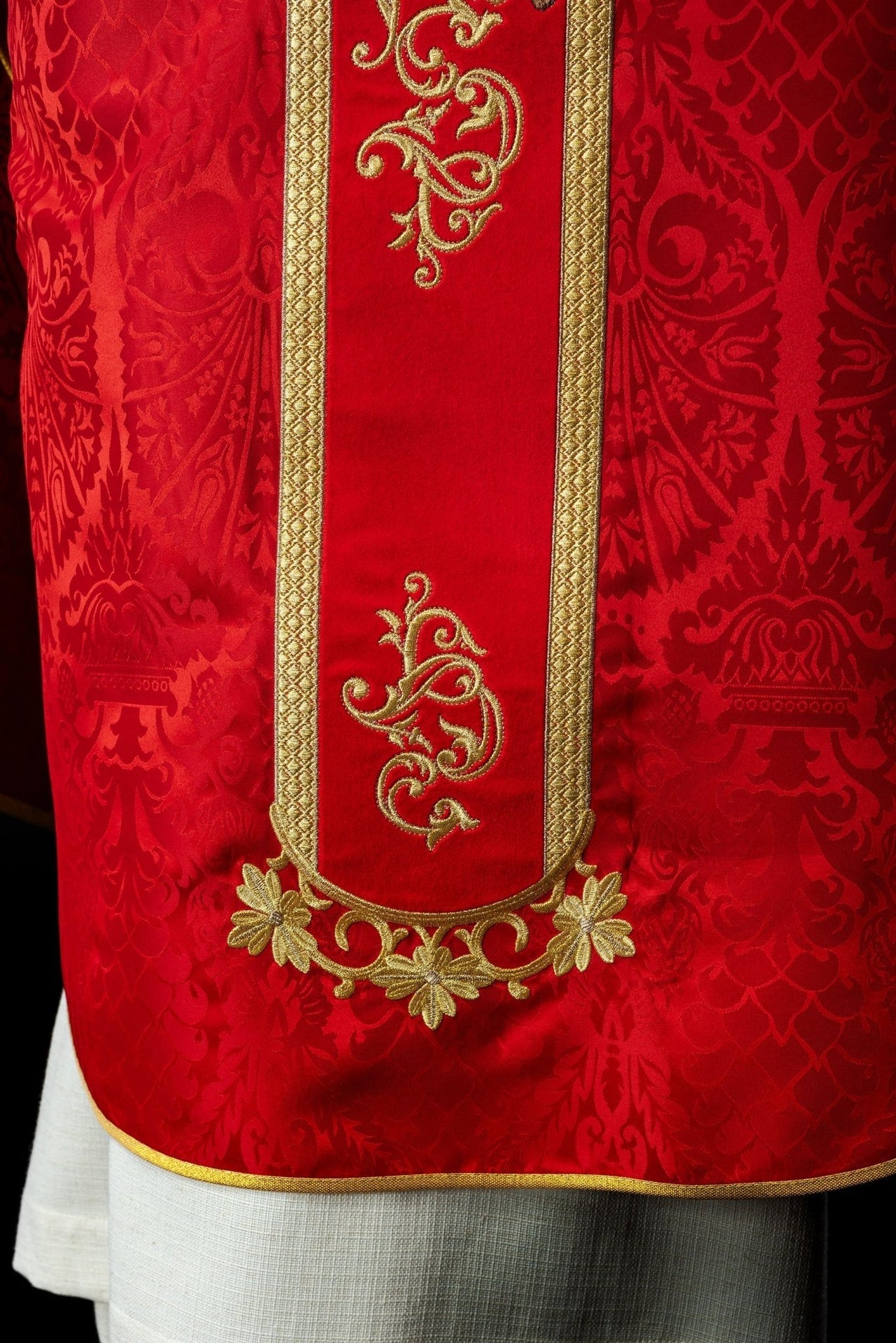 Rotes Messgewand, bestickt mit dem Muster von Jesus Christus - MESSGEWANDER.DE