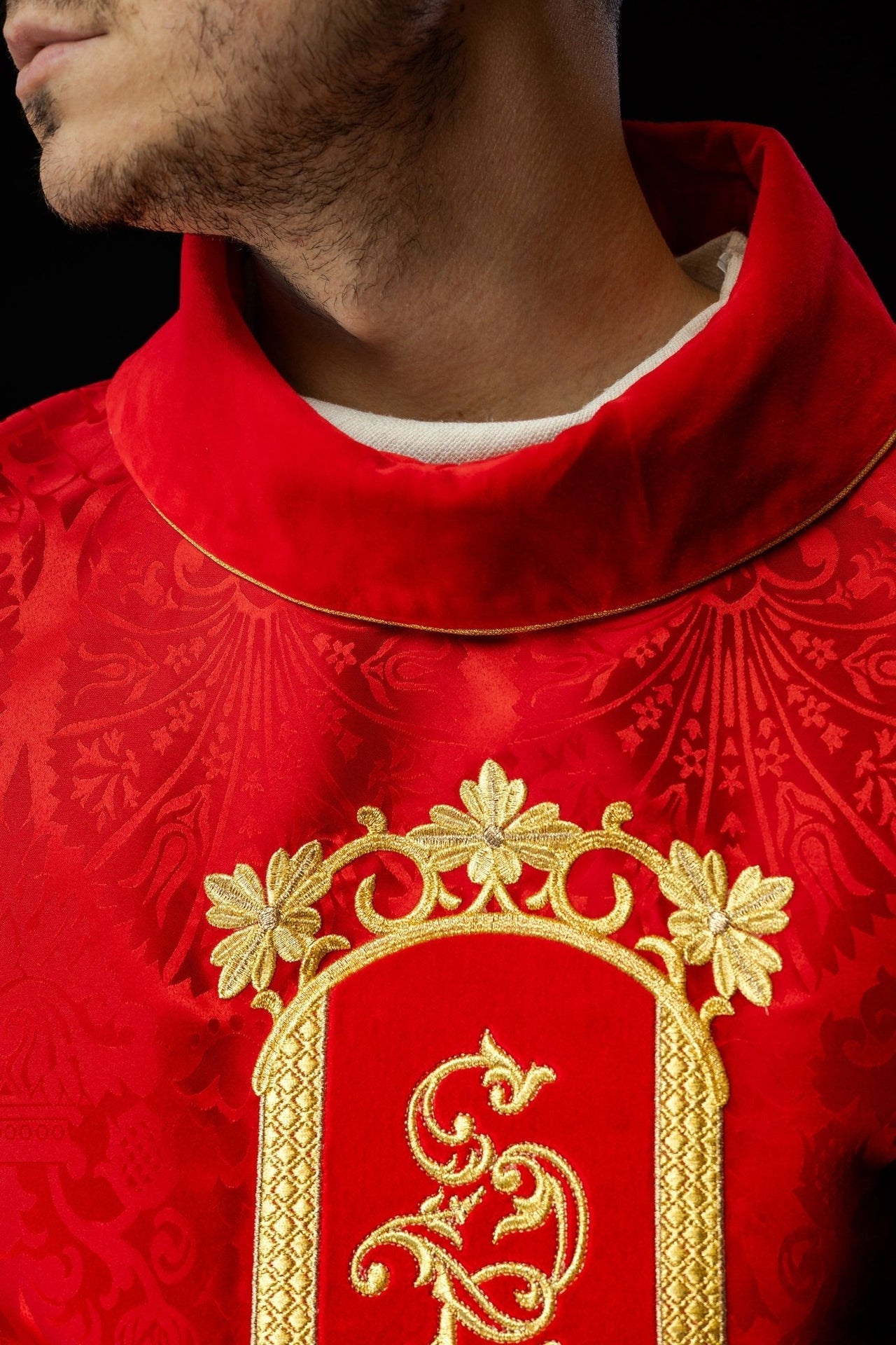 Rotes Messgewand, bestickt mit dem Muster von Jesus Christus - MESSGEWANDER.DE