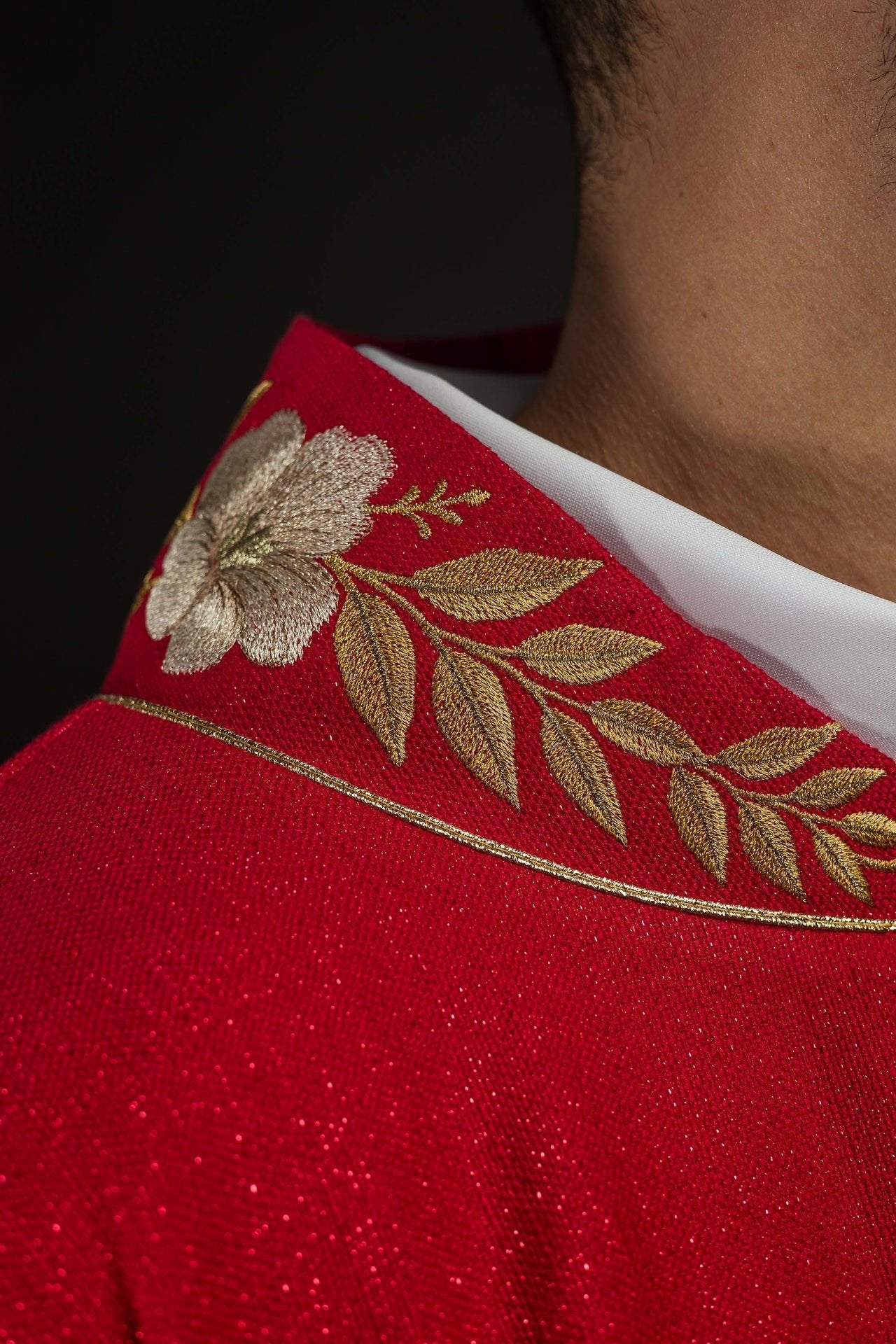 Rotes Messgewand mit besticktem Kragen und Symbol des Heiligen Geistes - MESSGEWANDER.DE