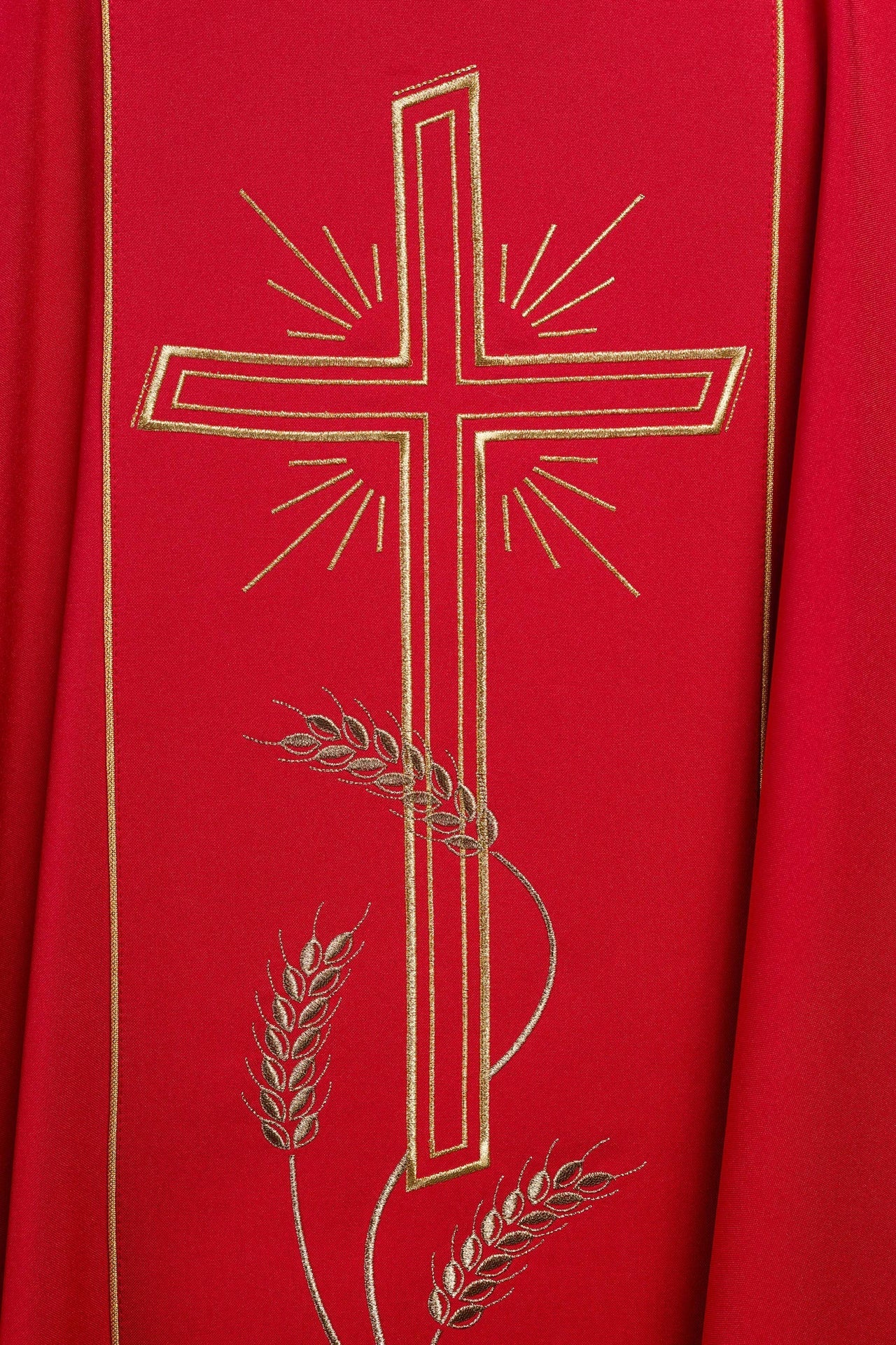 Rotes Messgewand mit breitem, goldgesticktem IHS-Kreuz - MESSGEWANDER.DE