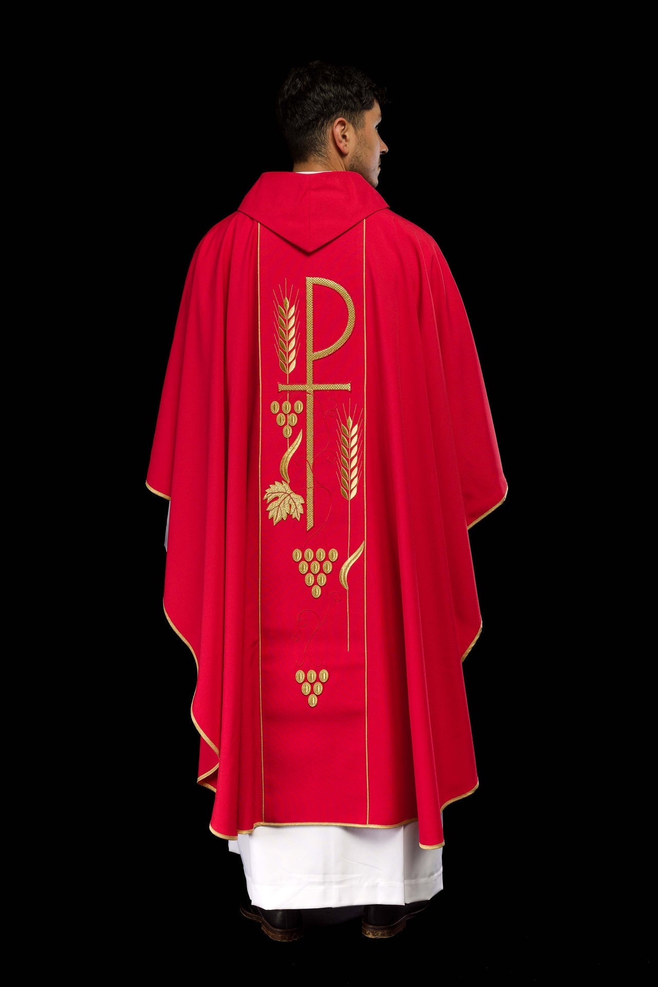 Rotes Messgewand mit gesticktem IHS-Kelchmotiv - MESSGEWANDER.DE