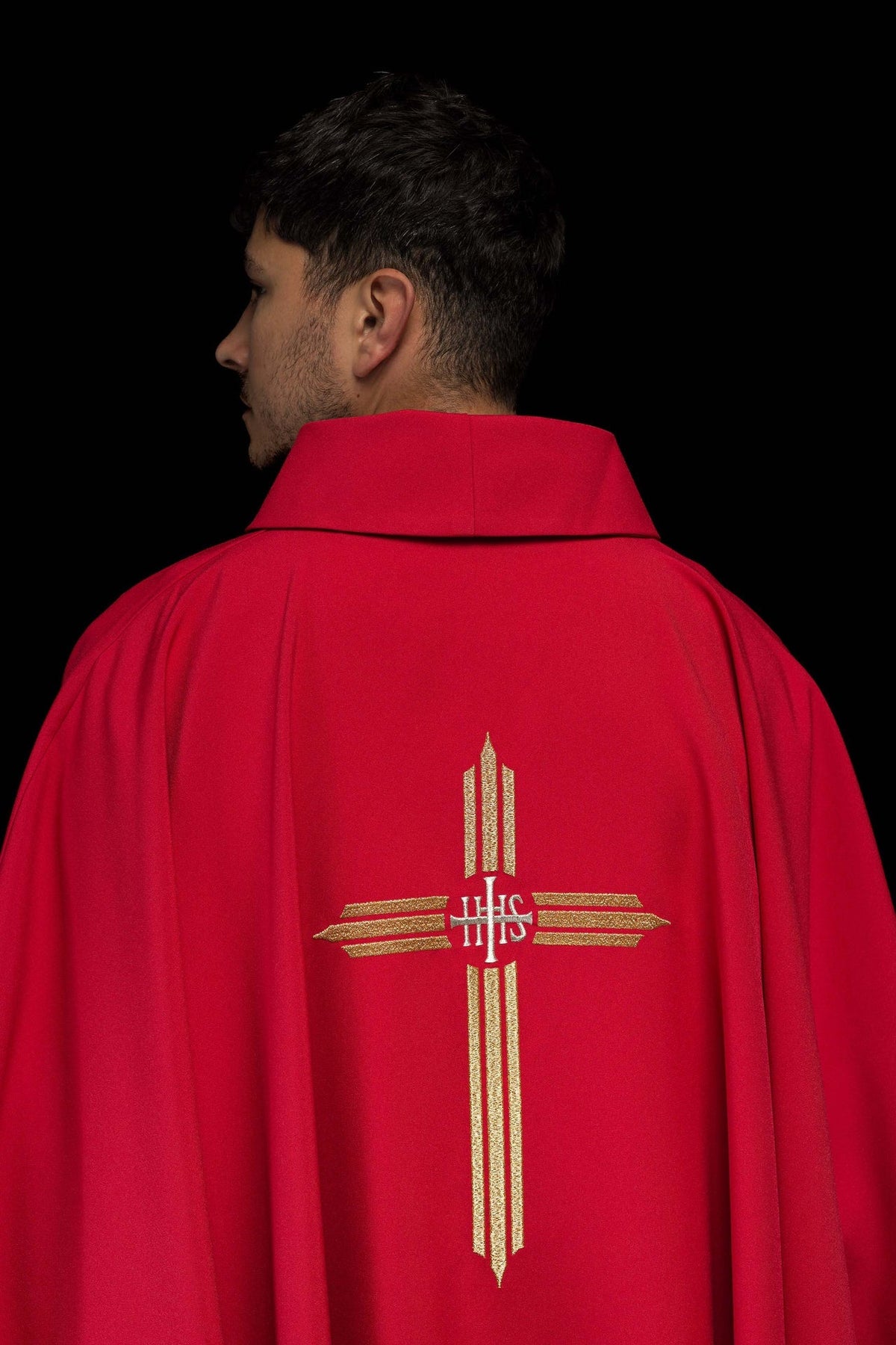 Rotes Messgewand mit gesticktem IHS-Kreuz - MESSGEWANDER.DE