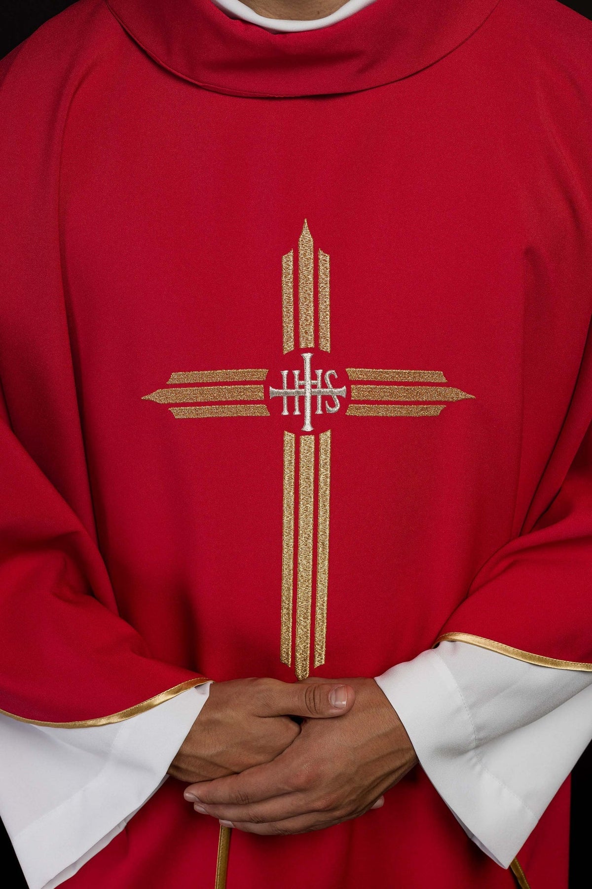 Rotes Messgewand mit gesticktem IHS-Kreuz - MESSGEWANDER.DE