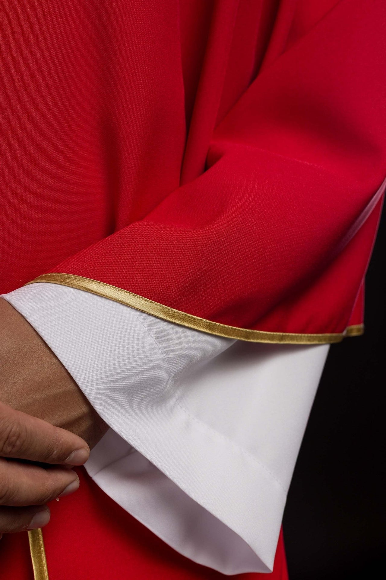 Rotes Messgewand mit gesticktem Kreuzmotiv - MESSGEWANDER.DE