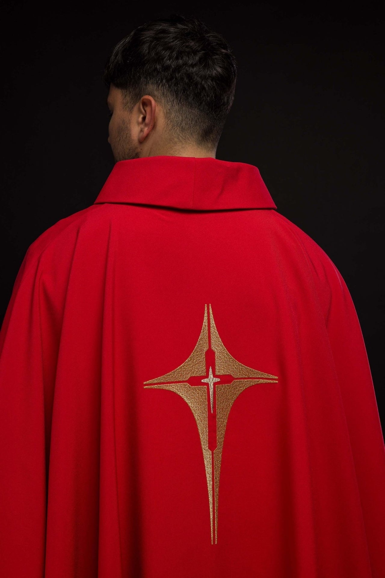 Rotes Messgewand mit gesticktem Kreuzmotiv - MESSGEWANDER.DE