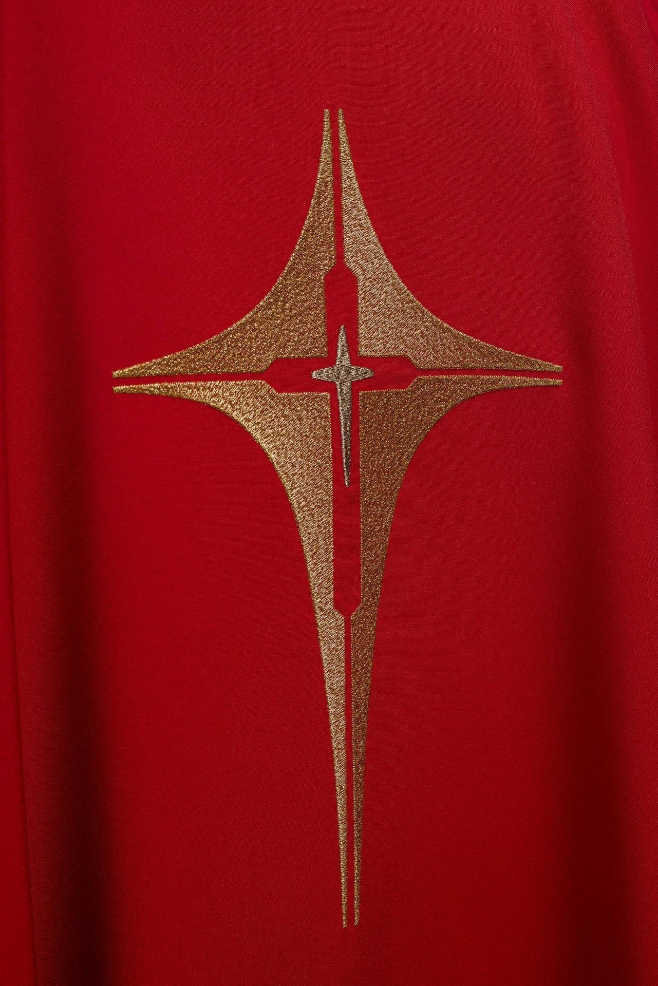 Rotes Messgewand mit gesticktem Kreuzmotiv - MESSGEWANDER.DE