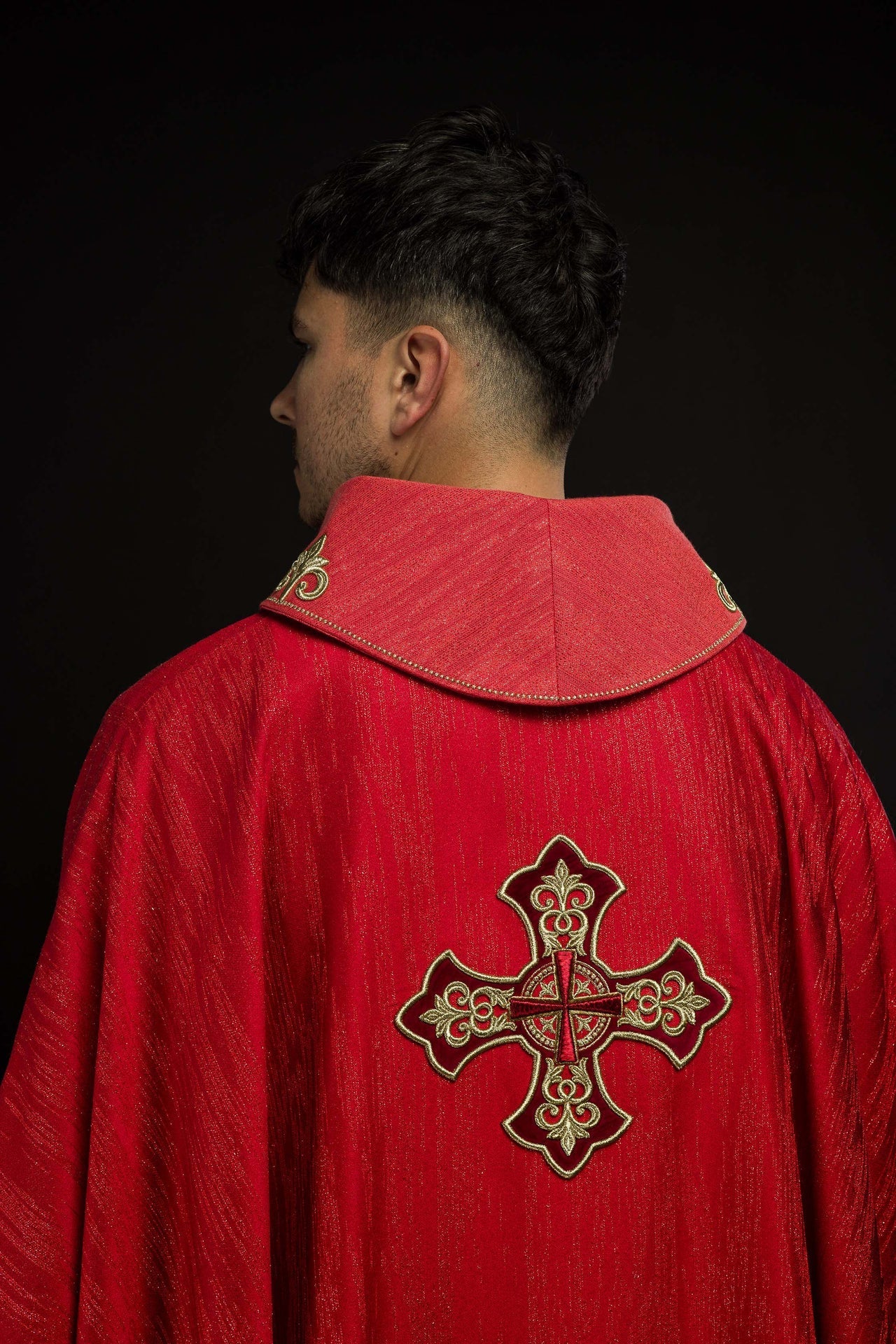 Rotes Messgewand mit gesticktem Kreuzmotiv auf verziertem Stoff - MESSGEWANDER.DE