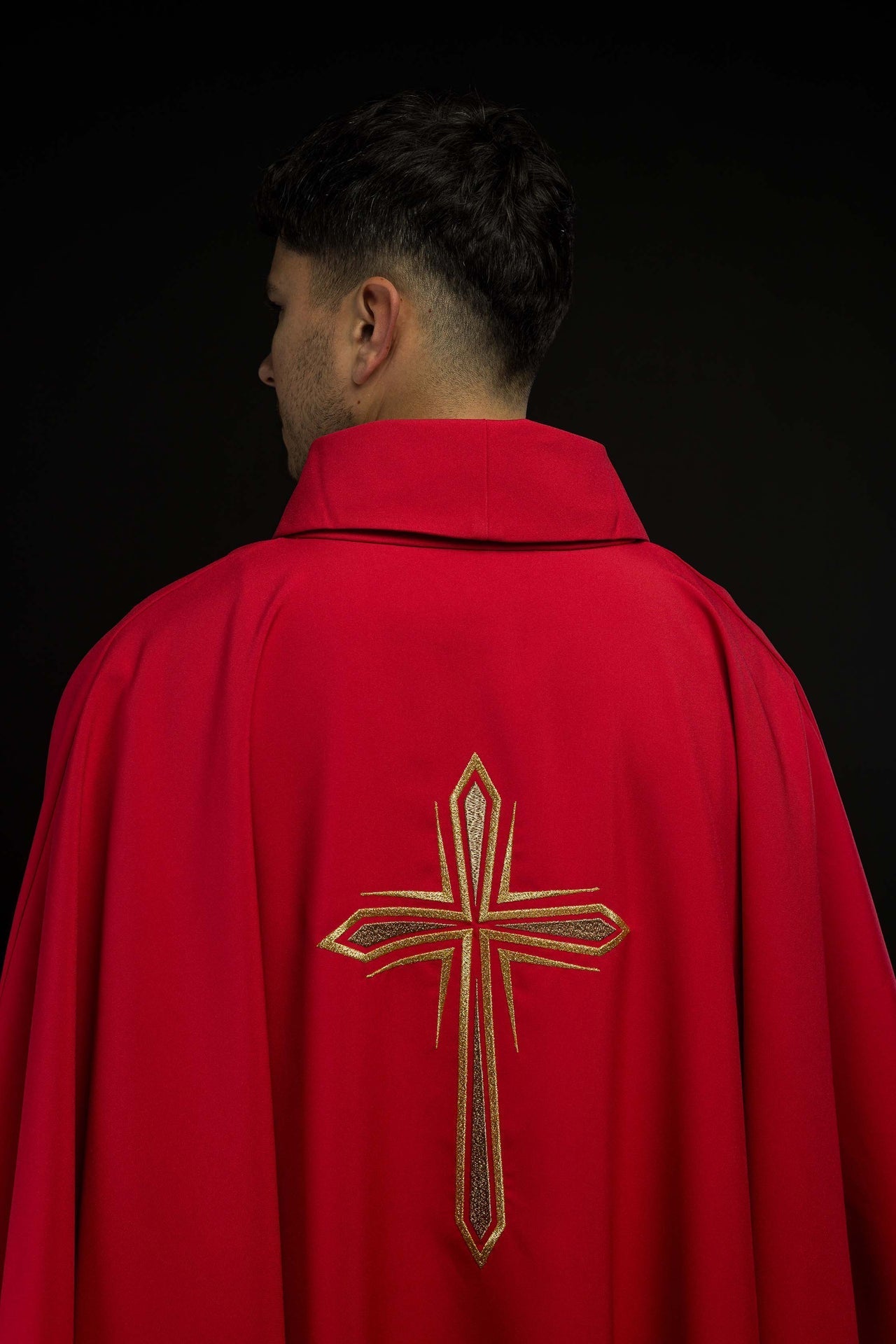 Rotes Messgewand mit gesticktem Kreuzmuster - MESSGEWANDER.DE