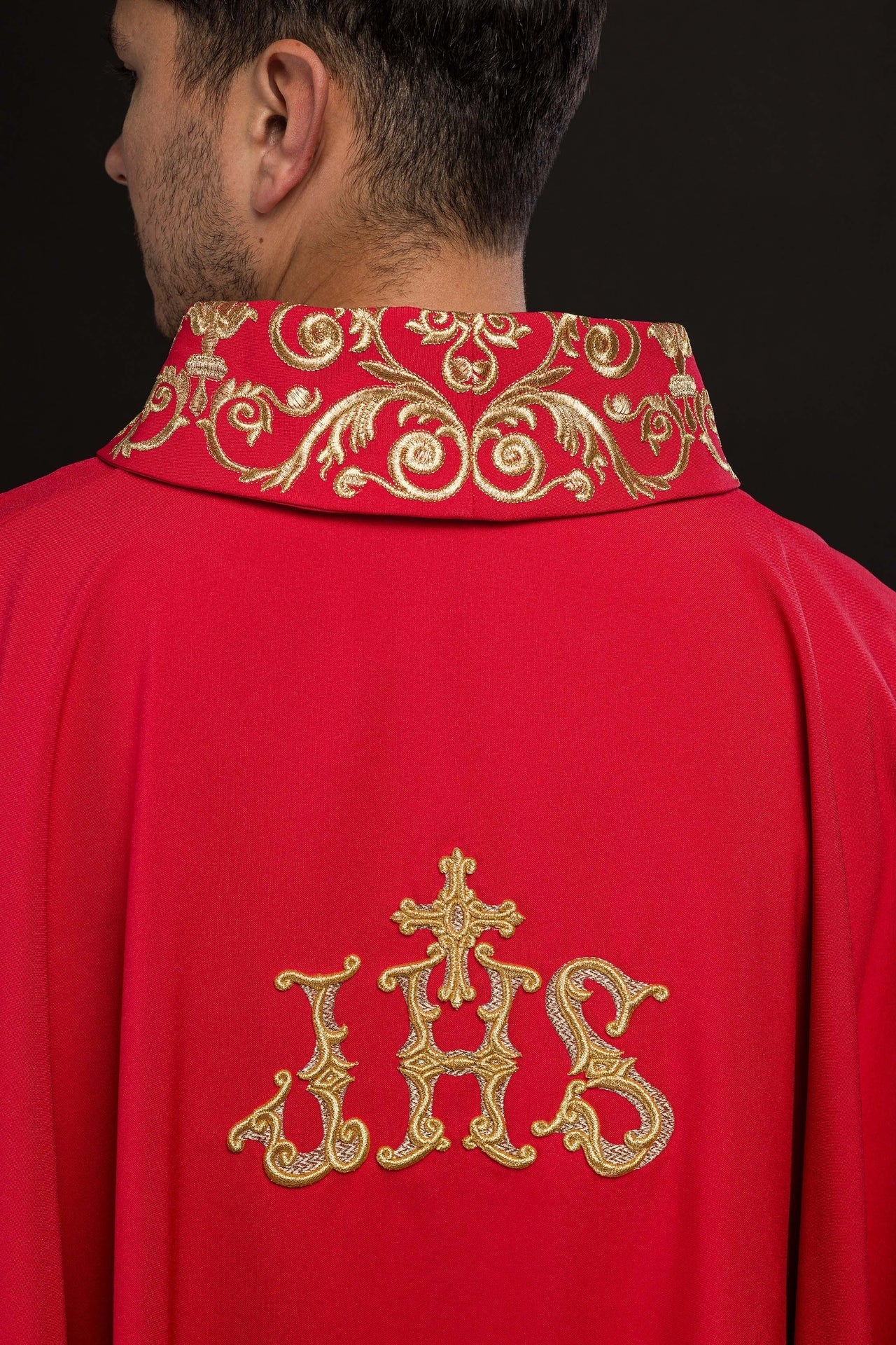Rotes Messgewand mit goldener IHS-Stickerei und dekorativen Verzierungen - MESSGEWANDER.DE
