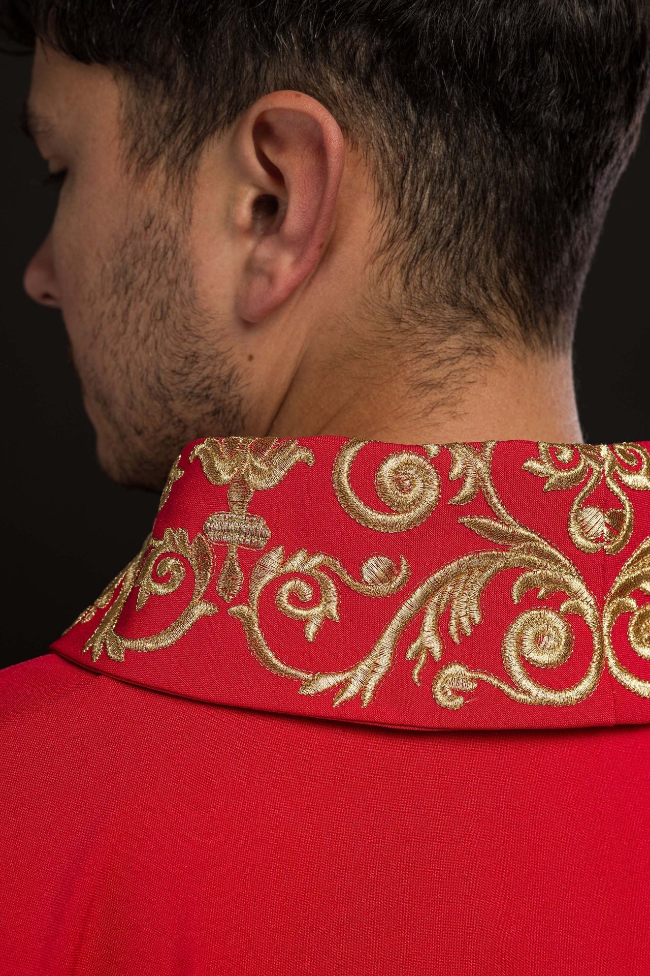 Rotes Messgewand mit goldener IHS-Stickerei und dekorativen Verzierungen - MESSGEWANDER.DE