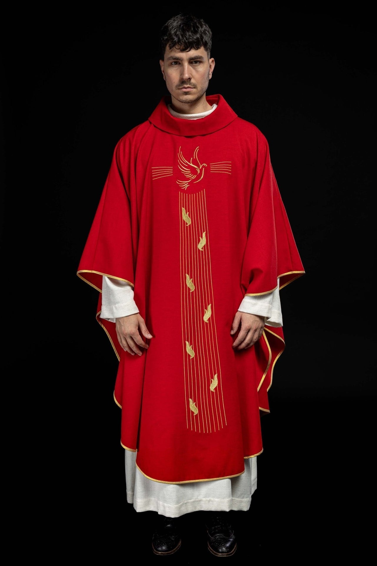 Rotes Messgewand mit Goldverzierung und Heilig-Geist-Stickerei - MESSGEWANDER.DE