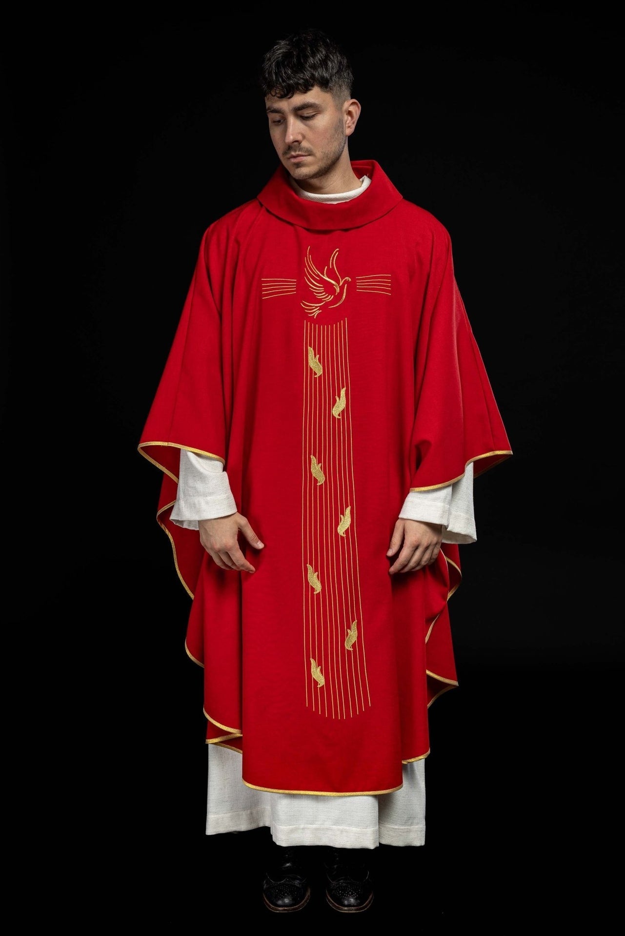 Rotes Messgewand mit Goldverzierung und Heilig-Geist-Stickerei - MESSGEWANDER.DE