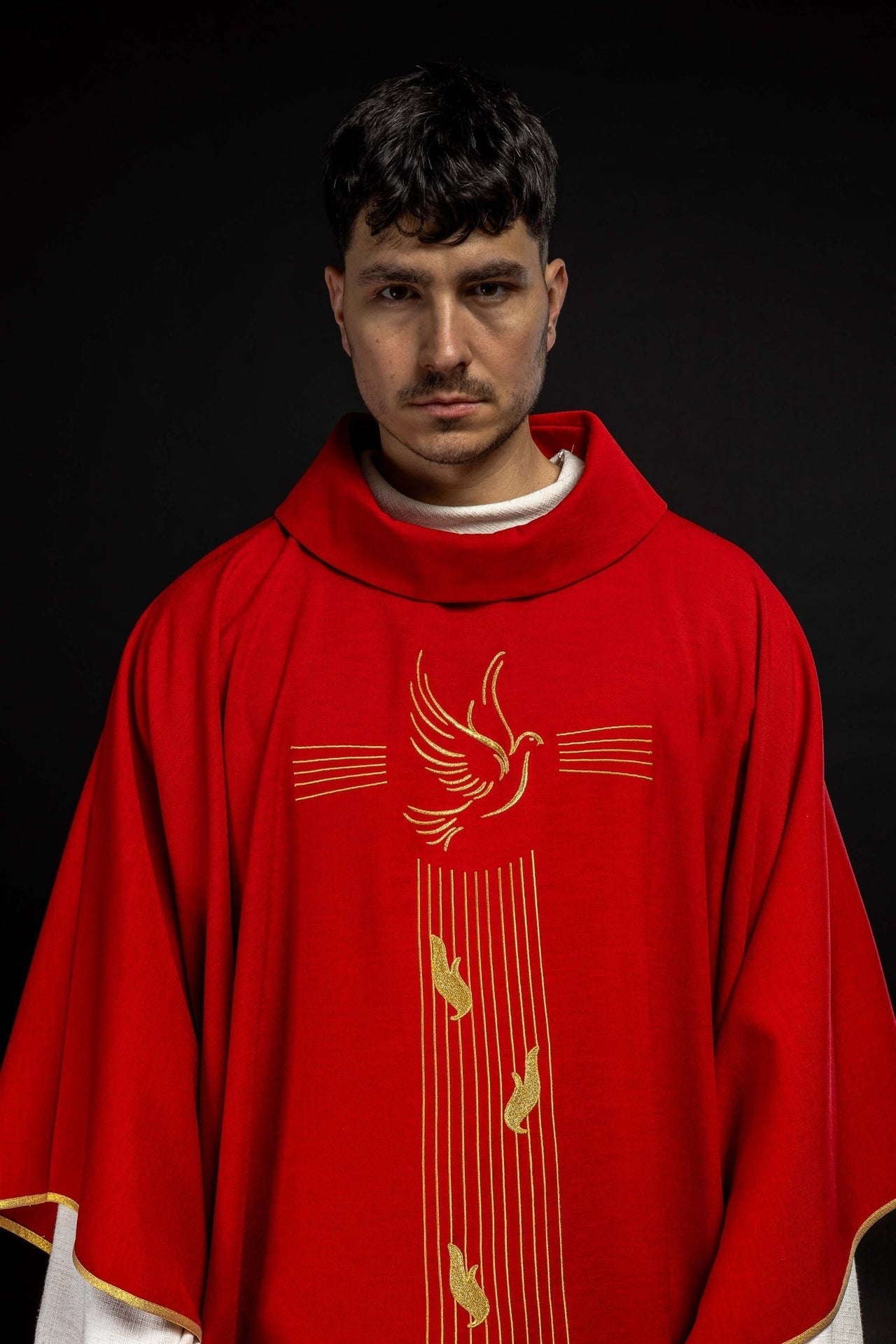 Rotes Messgewand mit Goldverzierung und Heilig-Geist-Stickerei - MESSGEWANDER.DE
