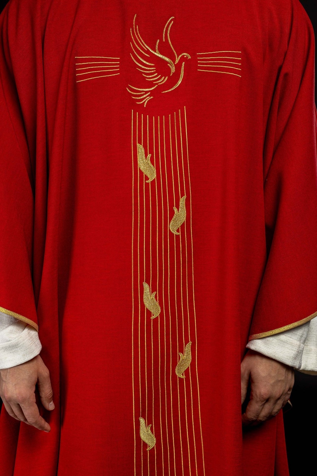 Rotes Messgewand mit Goldverzierung und Heilig-Geist-Stickerei - MESSGEWANDER.DE