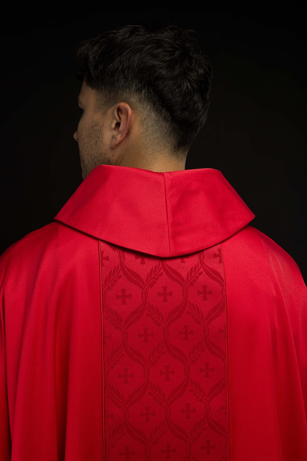 Rotes Messgewand mit Jacquard-Streifen und Kreuzmotiven - MESSGEWANDER.DE