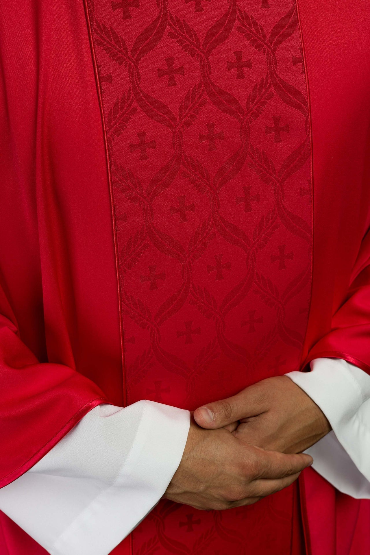 Rotes Messgewand mit Jacquard-Streifen und Kreuzmotiven - MESSGEWANDER.DE