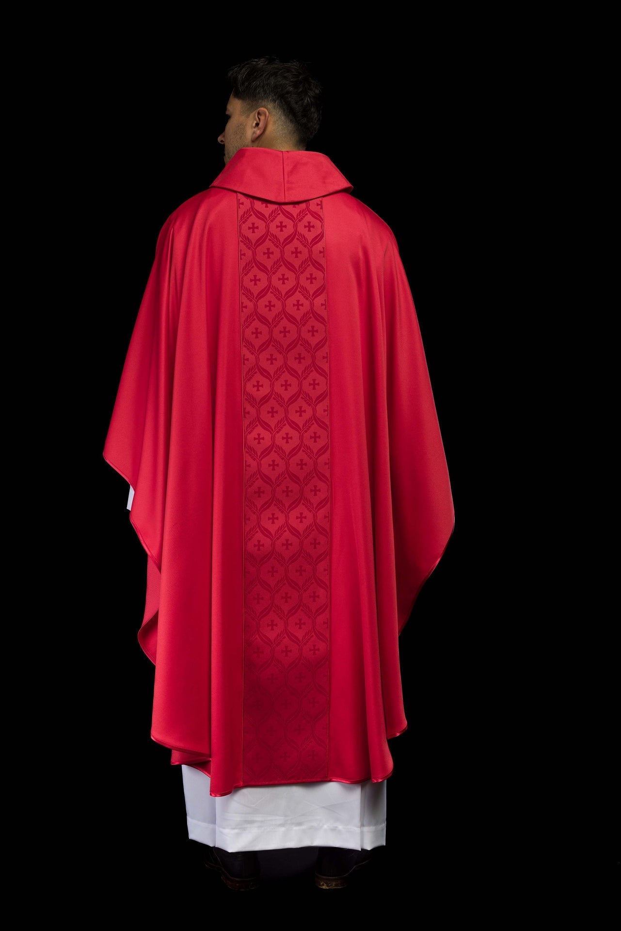 Rotes Messgewand mit Jacquard-Streifen und Kreuzmotiven - MESSGEWANDER.DE