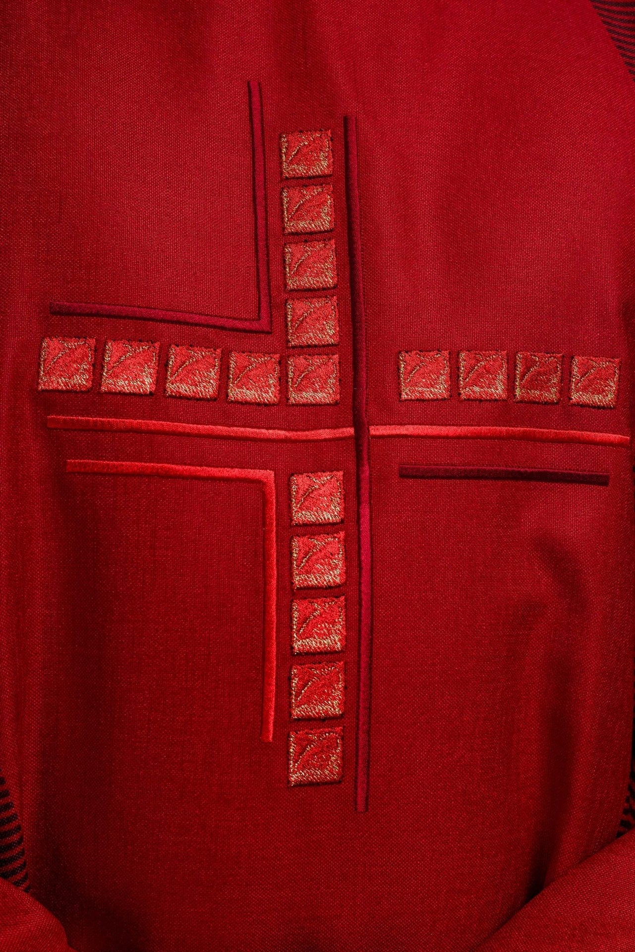 Rotes Messgewand mit Kreuz - MESSGEWANDER.DE