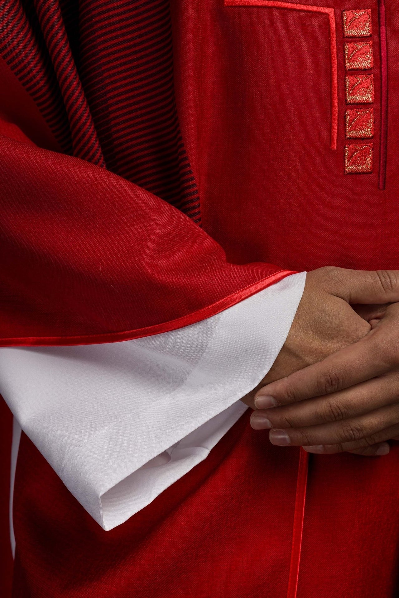 Rotes Messgewand mit Kreuz - MESSGEWANDER.DE