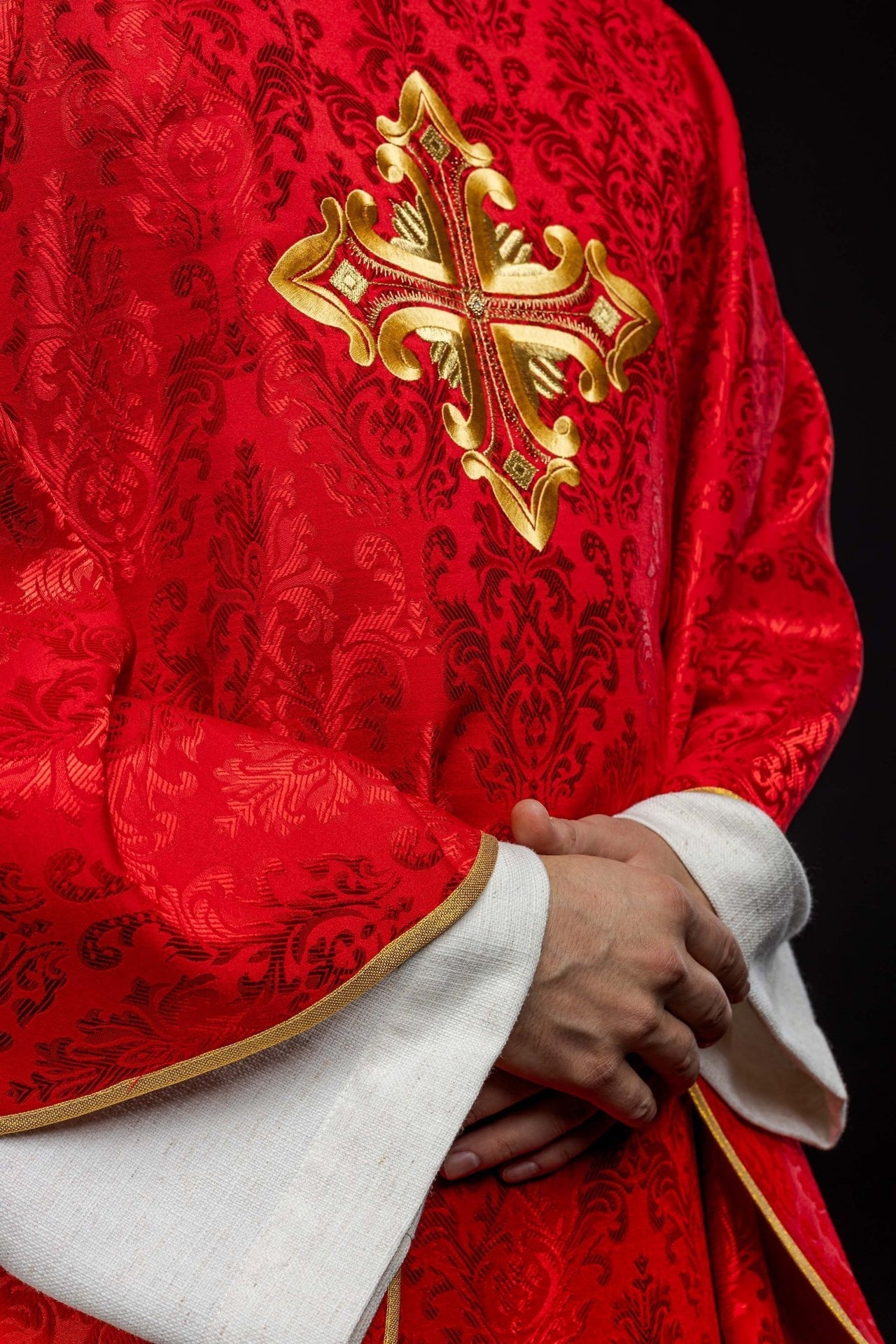 Rotes Messgewand mit Kreuz aus gemustertem Stoff - MESSGEWANDER.DE