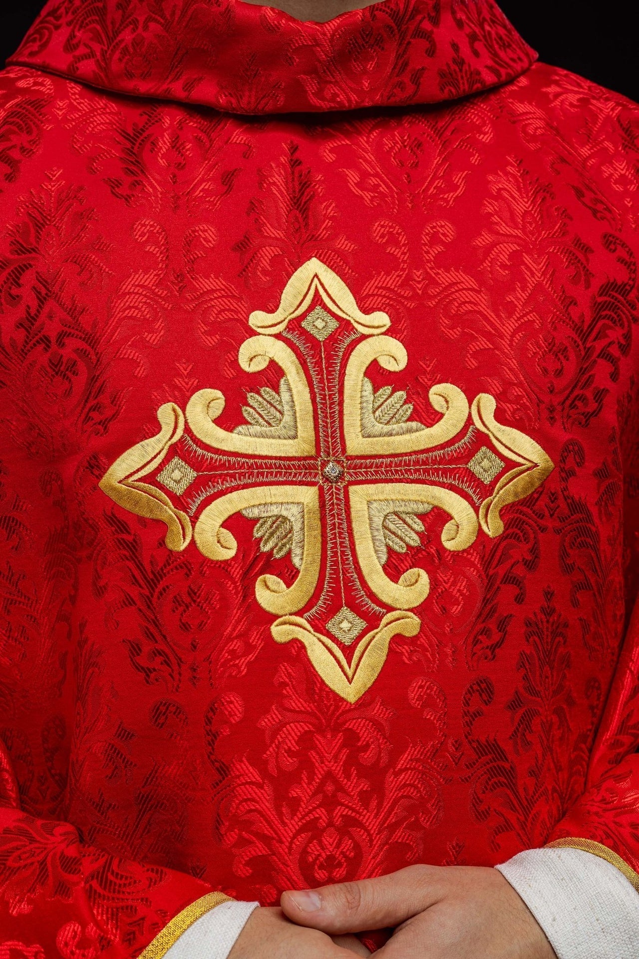 Rotes Messgewand mit Kreuz aus gemustertem Stoff - MESSGEWANDER.DE