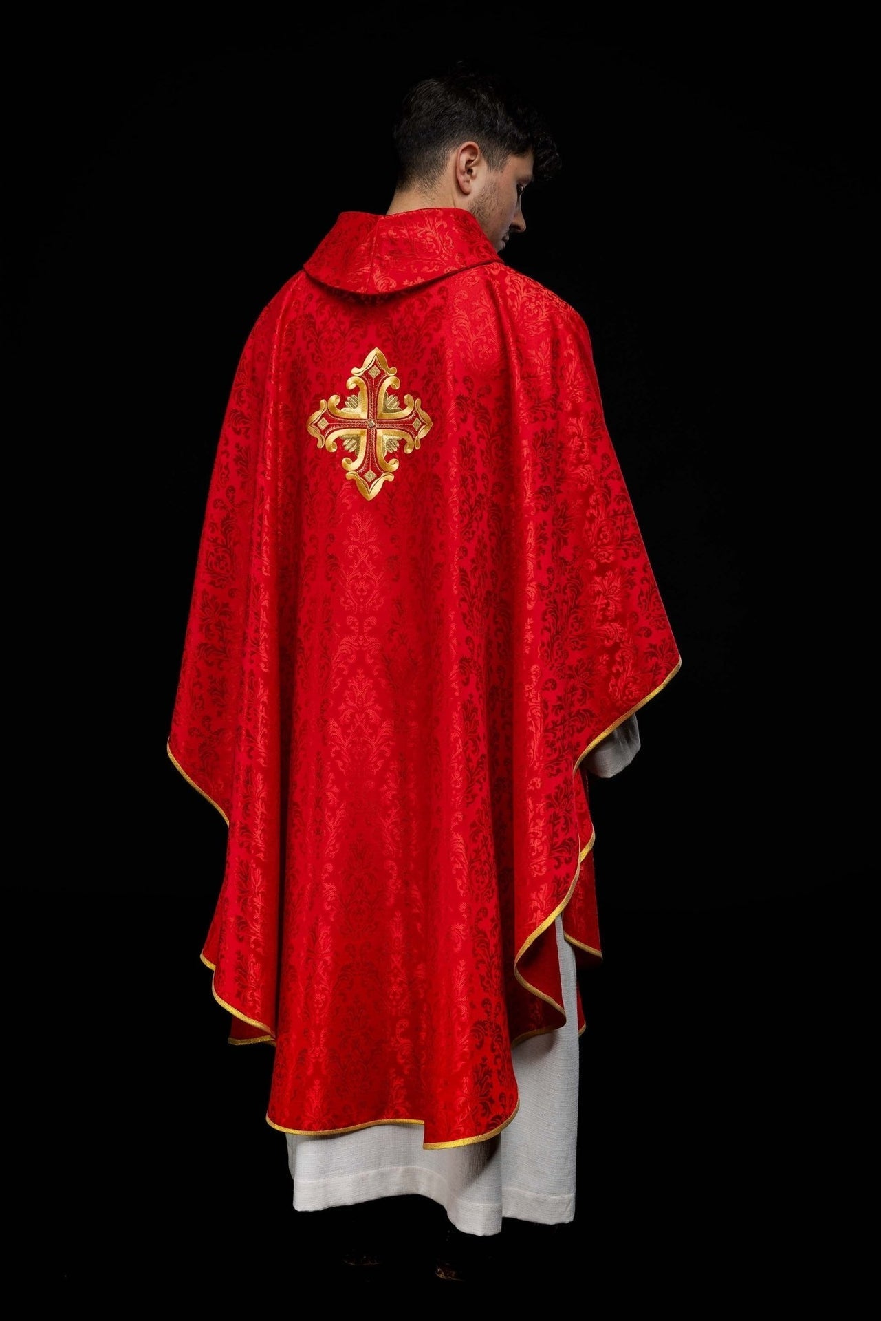 Rotes Messgewand mit Kreuz aus gemustertem Stoff - MESSGEWANDER.DE