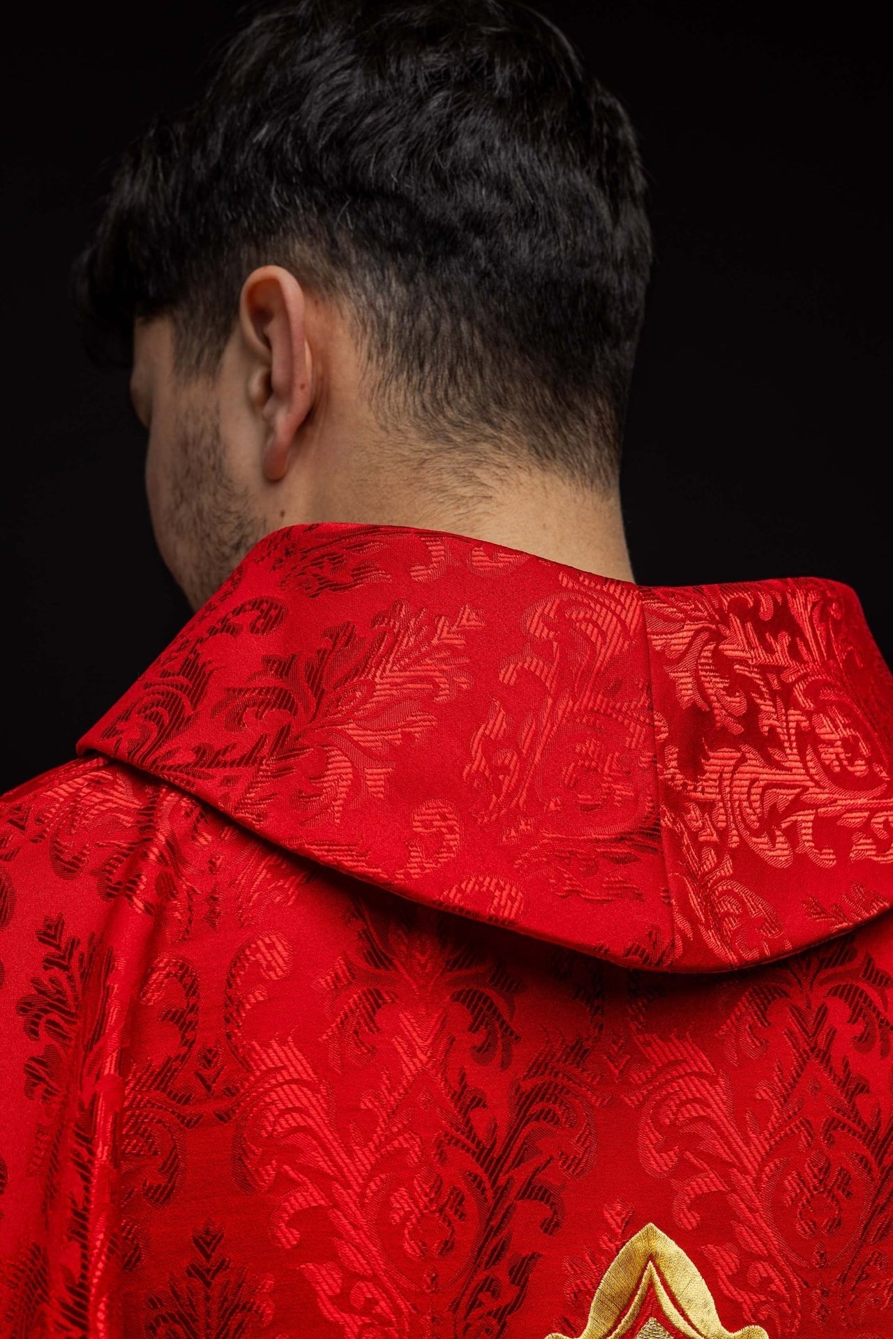 Rotes Messgewand mit Kreuz aus gemustertem Stoff - MESSGEWANDER.DE