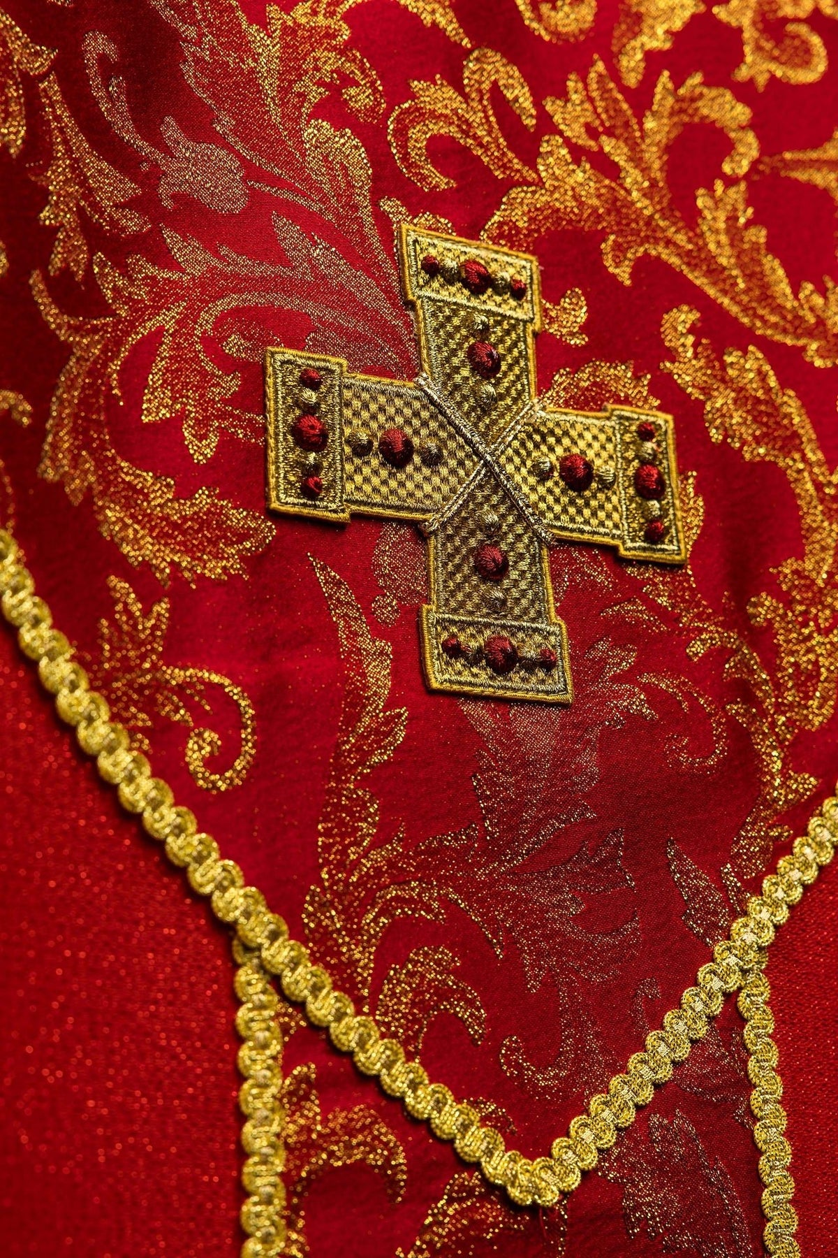 Rotes Messgewand mit Kreuz verziert mit Jacquardstoff - MESSGEWANDER.DE