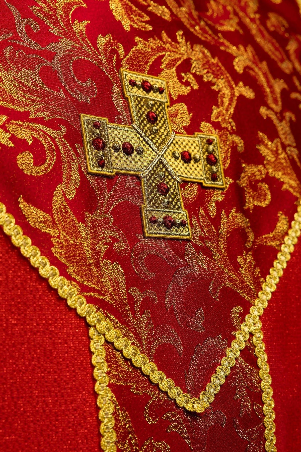 Rotes Messgewand mit Kreuz verziert mit Jacquardstoff - MESSGEWANDER.DE