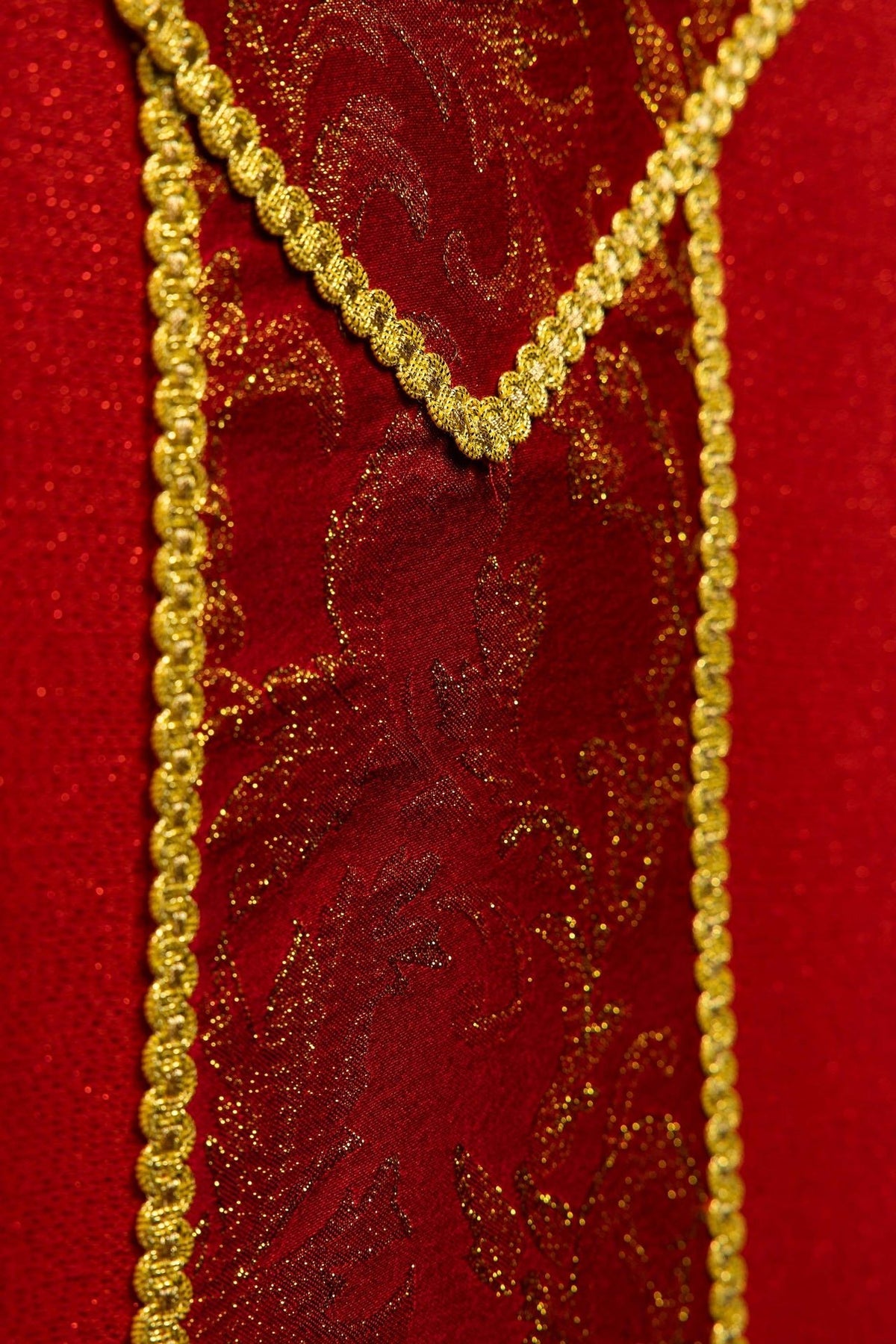 Rotes Messgewand mit Kreuz verziert mit Jacquardstoff - MESSGEWANDER.DE