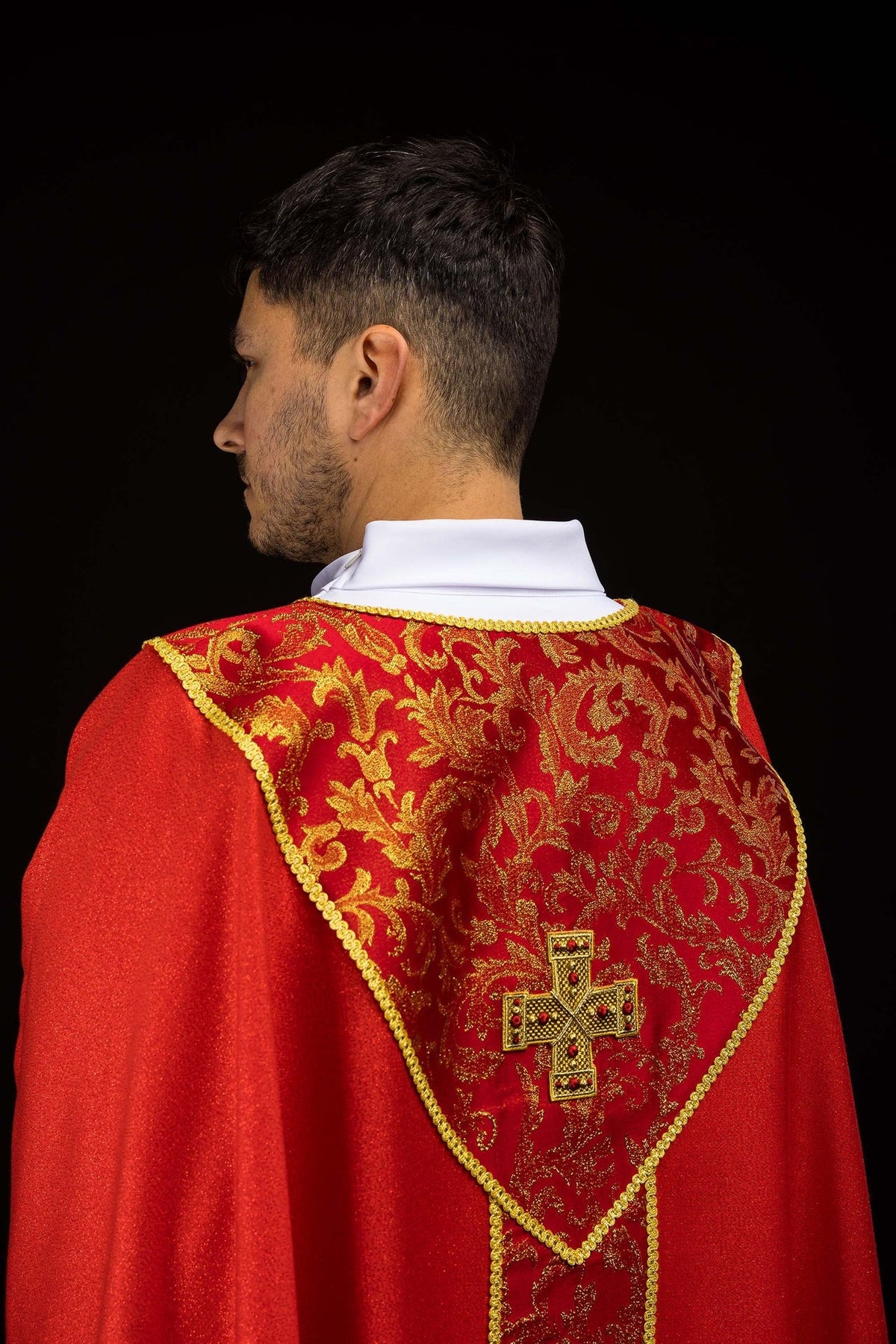Rotes Messgewand mit Kreuz verziert mit Jacquardstoff - MESSGEWANDER.DE