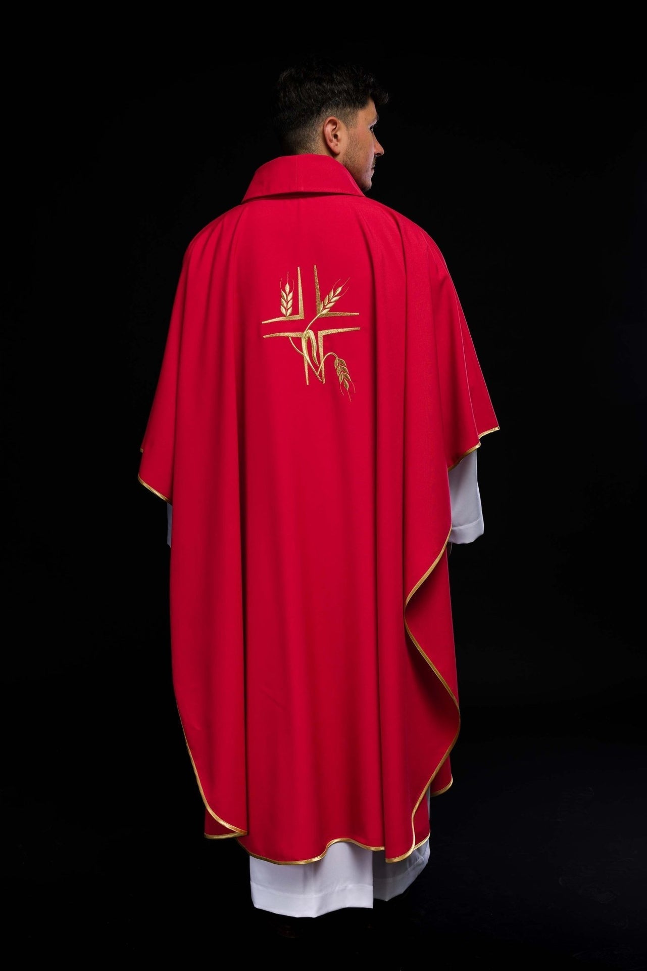Rotes Messgewand mit Stickerei des Kreuzes und der Stacheln - MESSGEWANDER.DE