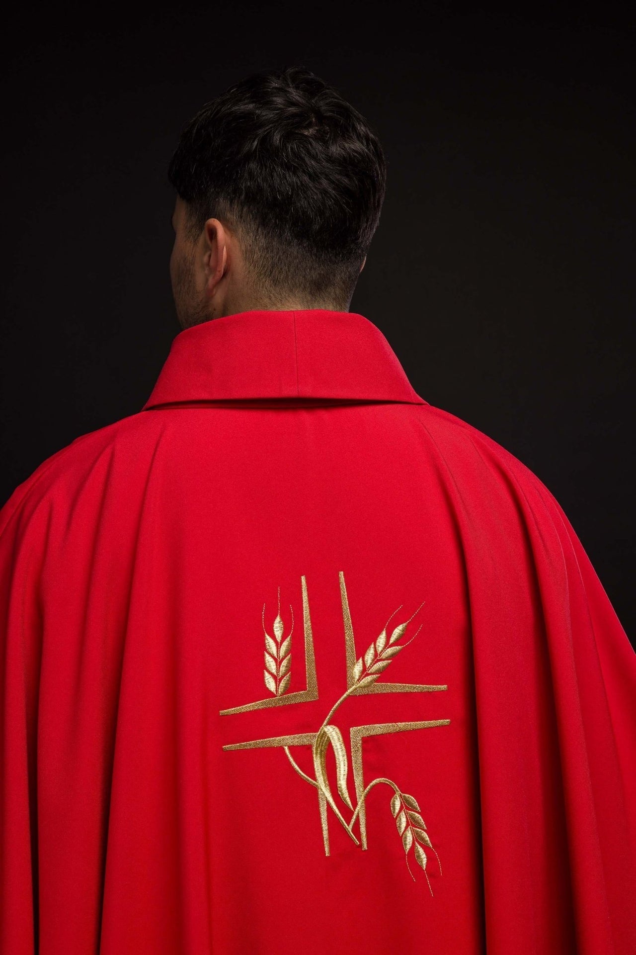Rotes Messgewand mit Stickerei des Kreuzes und der Stacheln - MESSGEWANDER.DE