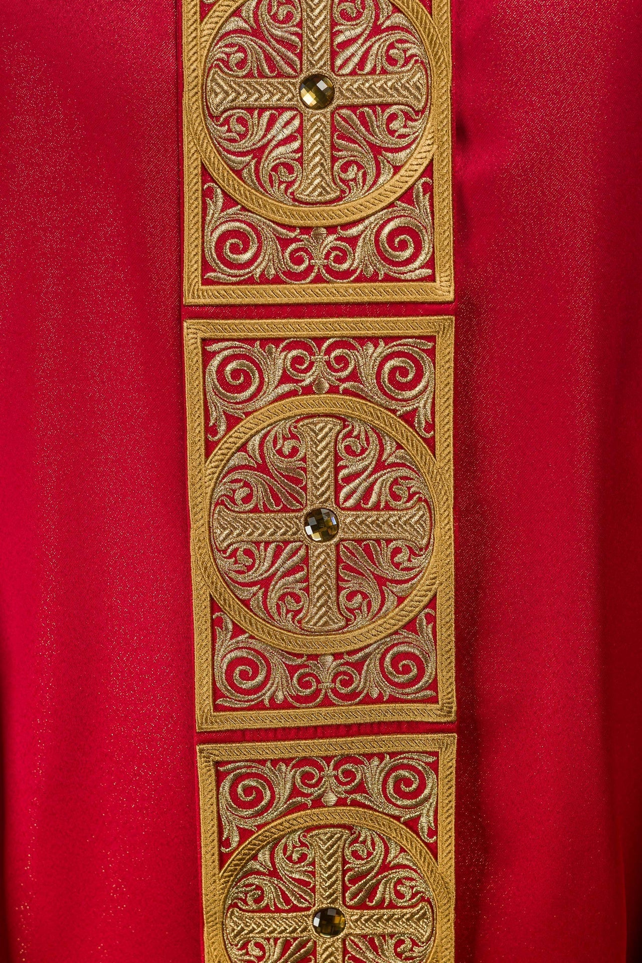 Rotes Messgewand reich bestickt und mit Steinen verziert - MESSGEWANDER.DE