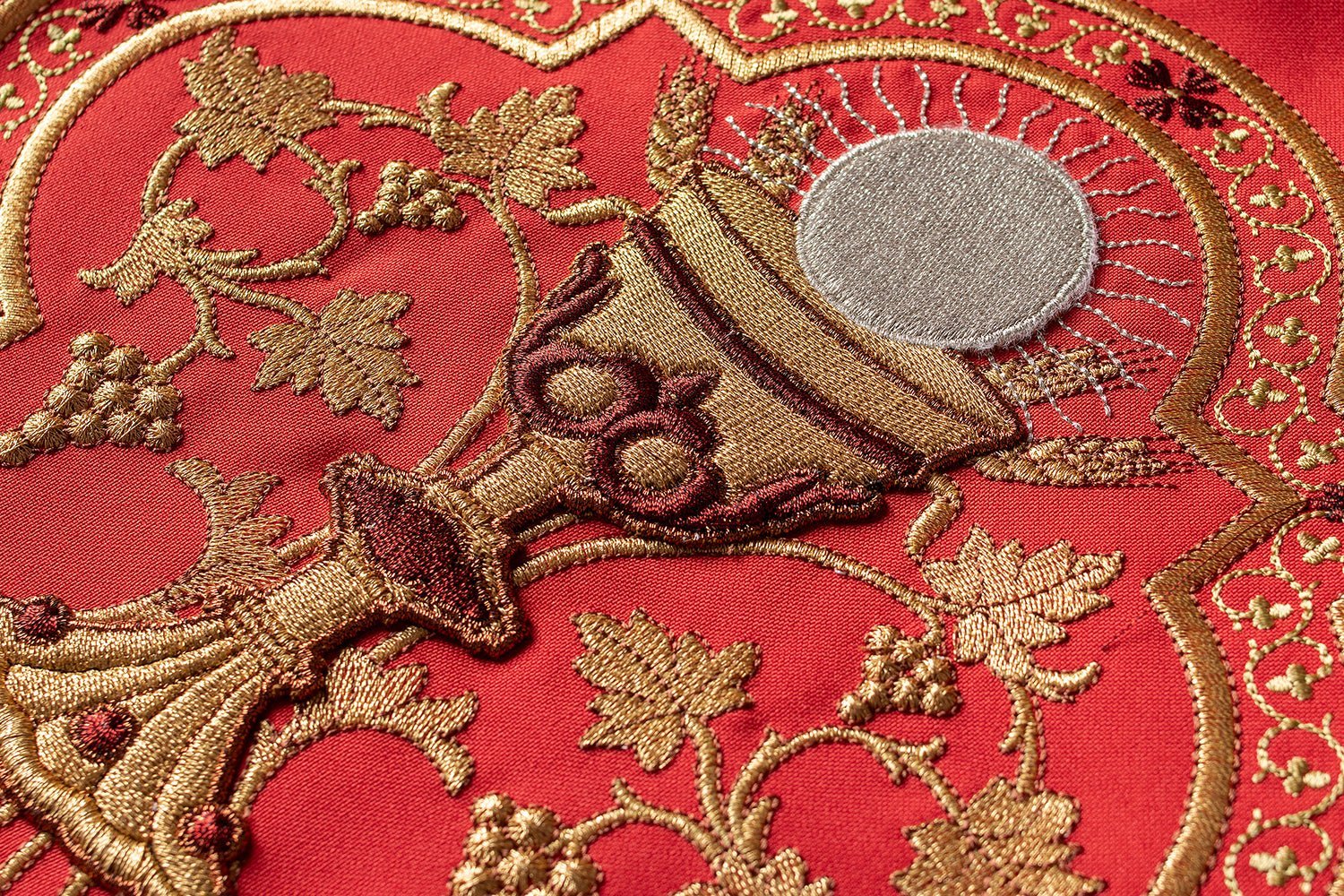 Rotes römisches Messgewand, bestickt mit dem Motiv des Herzens von Jesus Christus - MESSGEWANDER.DE