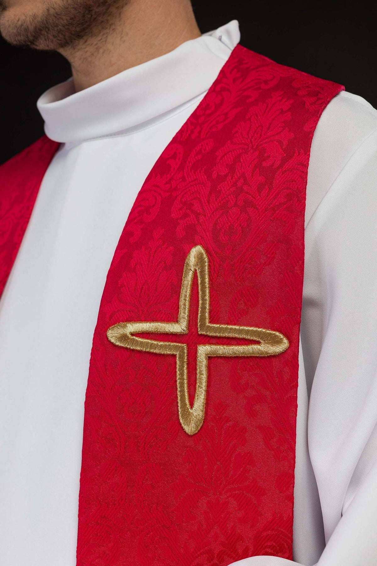 Jacquardstola in Rot mit großem goldbesticktem Kreuz im Detail