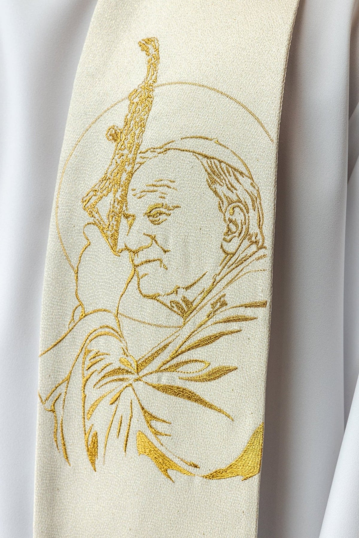 Stola Johannes Paul II, Detail der goldenen Porträtstickerei mit Kreuz