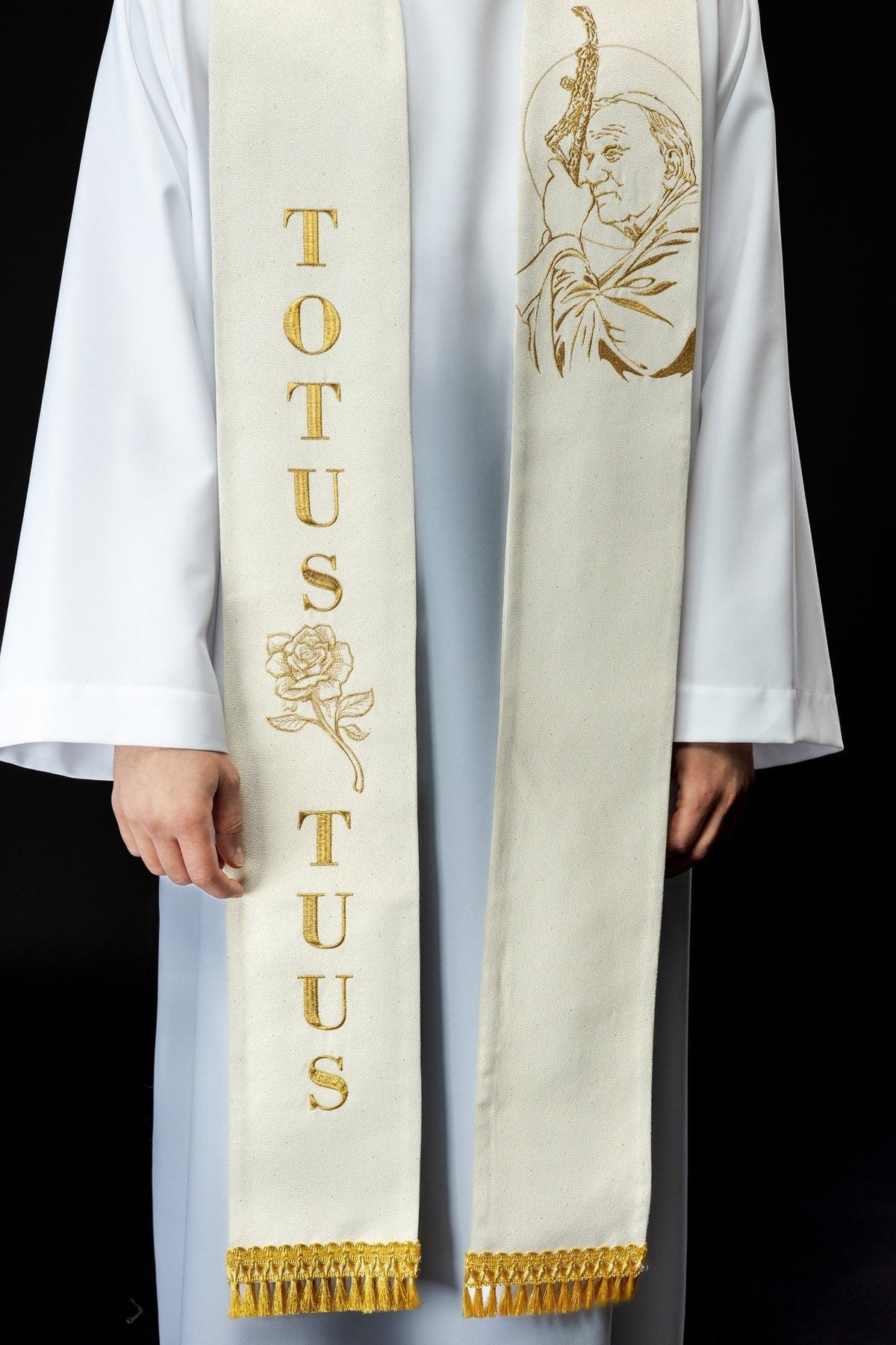 Stola Johannes Paul II, Vorderansicht mit goldener TOTA-TUS-Stickerei, Rose und Porträt