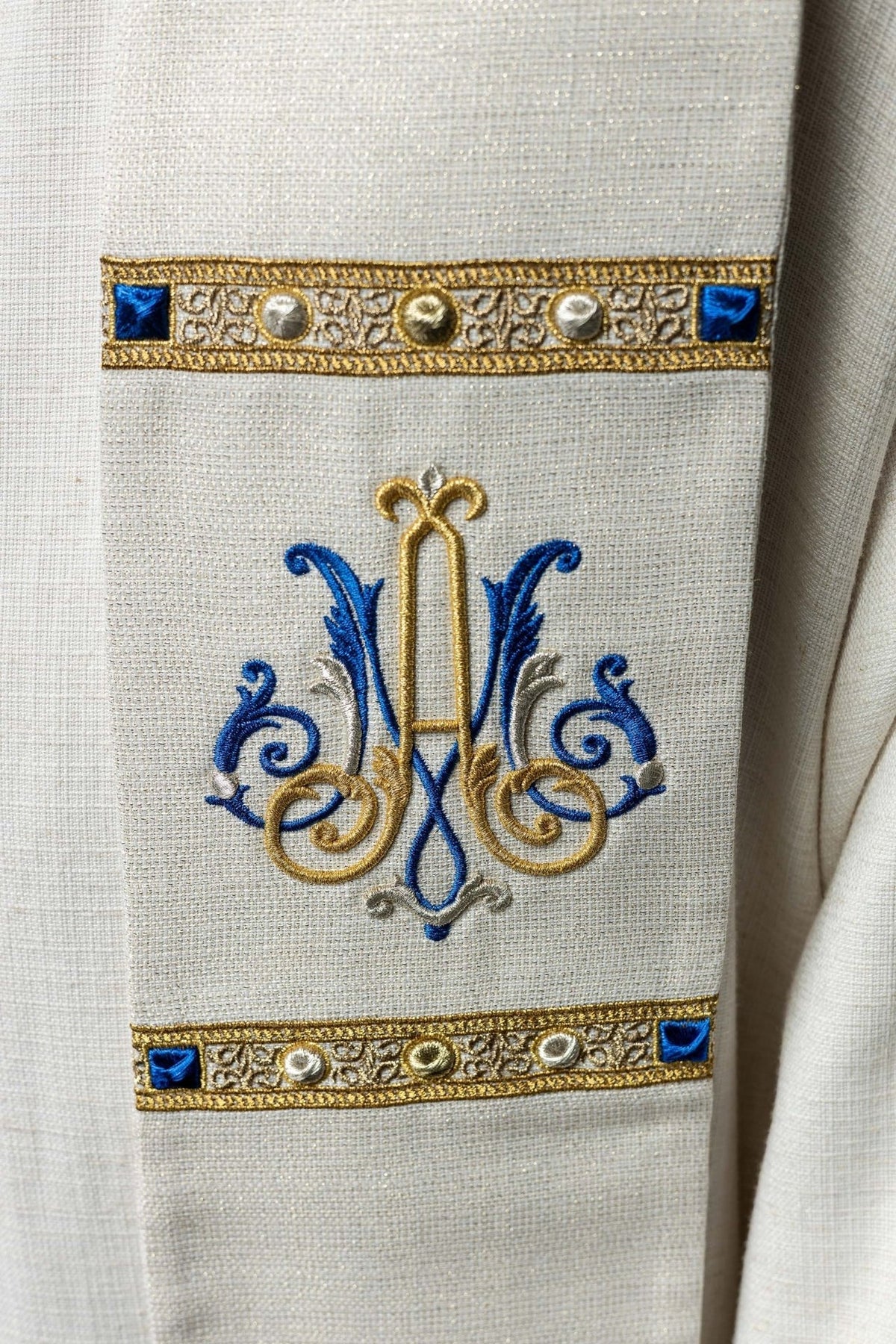 Stola mit Marien-Symbol, Nahaufnahme der gold-blauen Bordüre und Stickerei