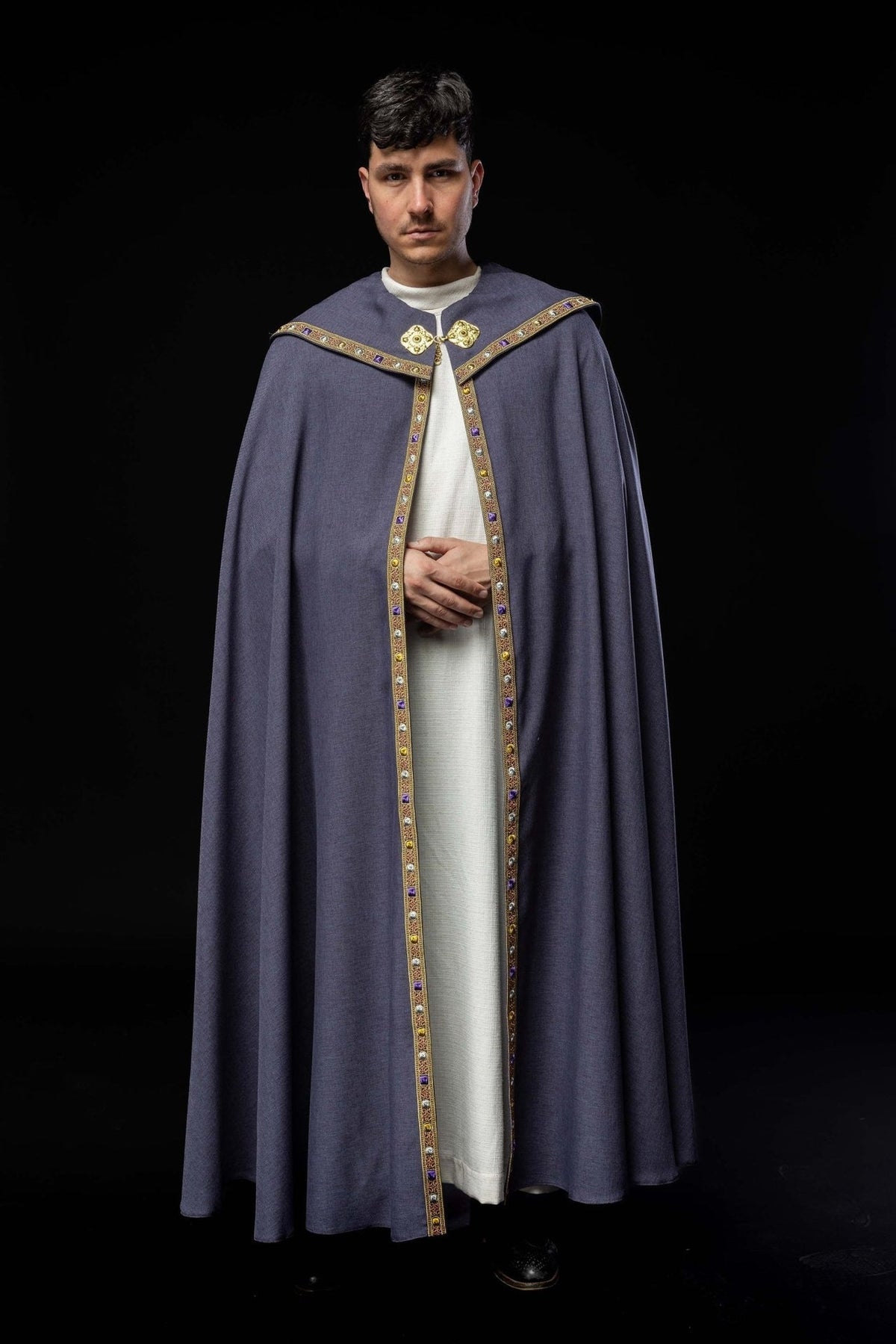 Violette liturgische Kapelle mit goldenem IHS, Vorderansicht mit goldener Schließe