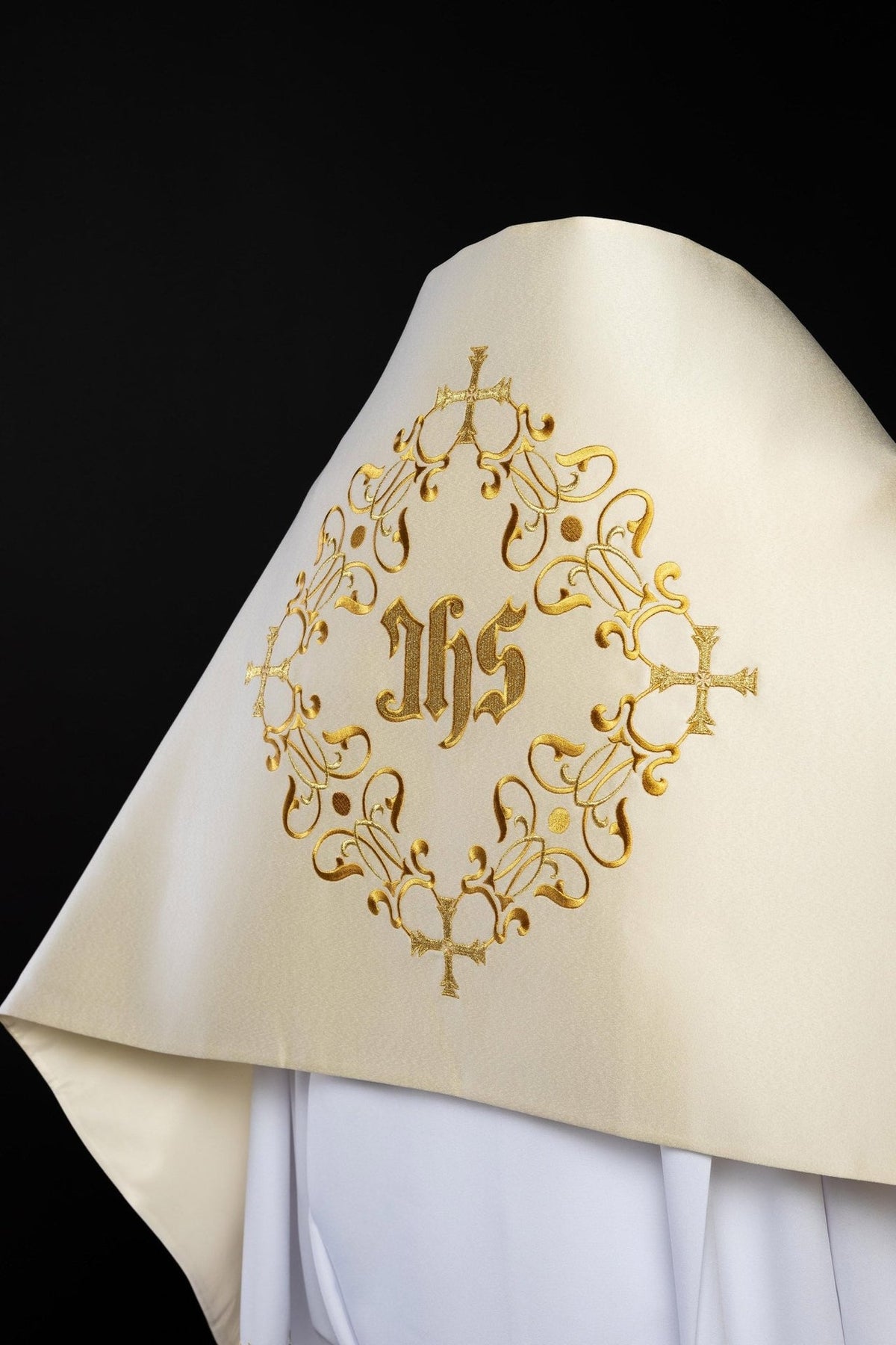Besticktes Segensvelum mit IHS-Darstellung und floralem Motiv in Ecru, getragen, mit goldener Stickerei