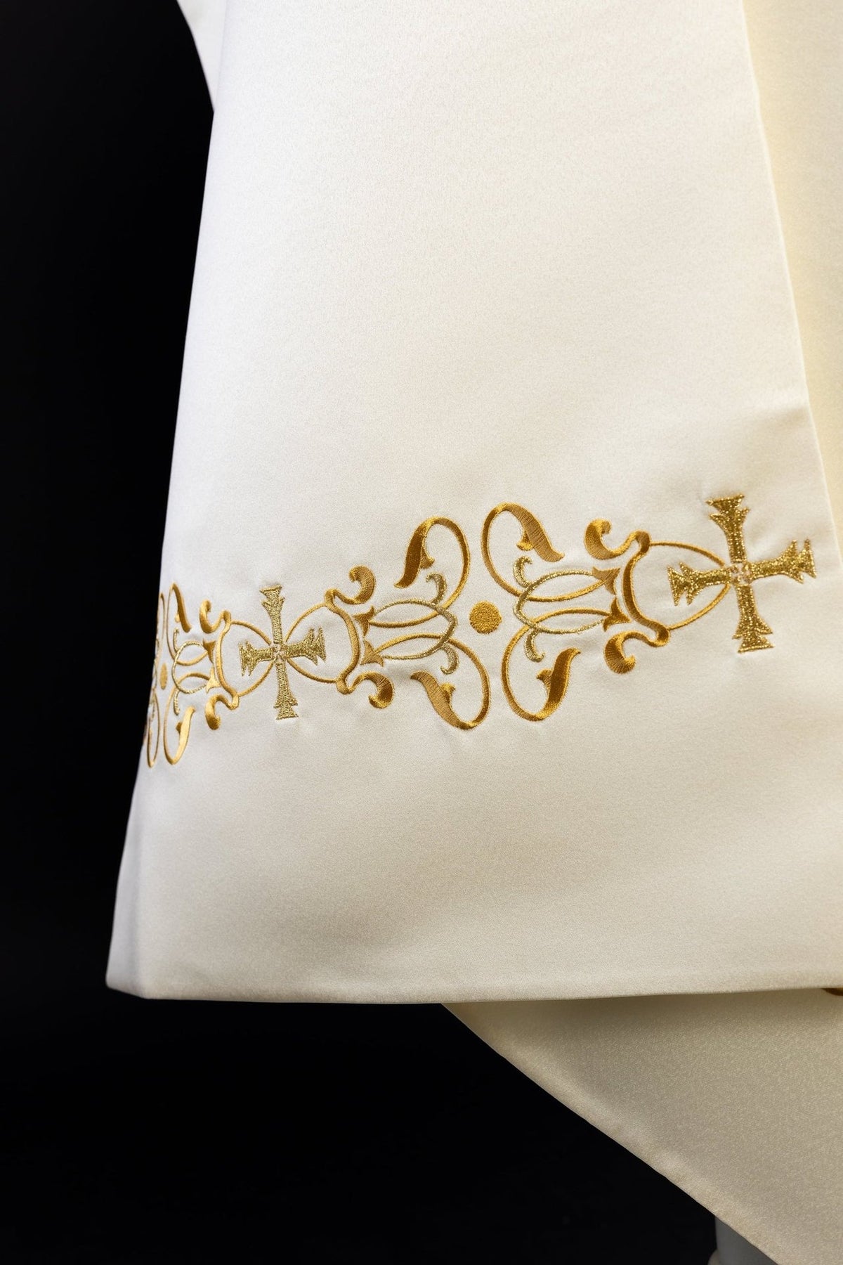 Segensvelum aus Ecru-Satin mit floralem Randmotiv und Kreuzen, Detailansicht