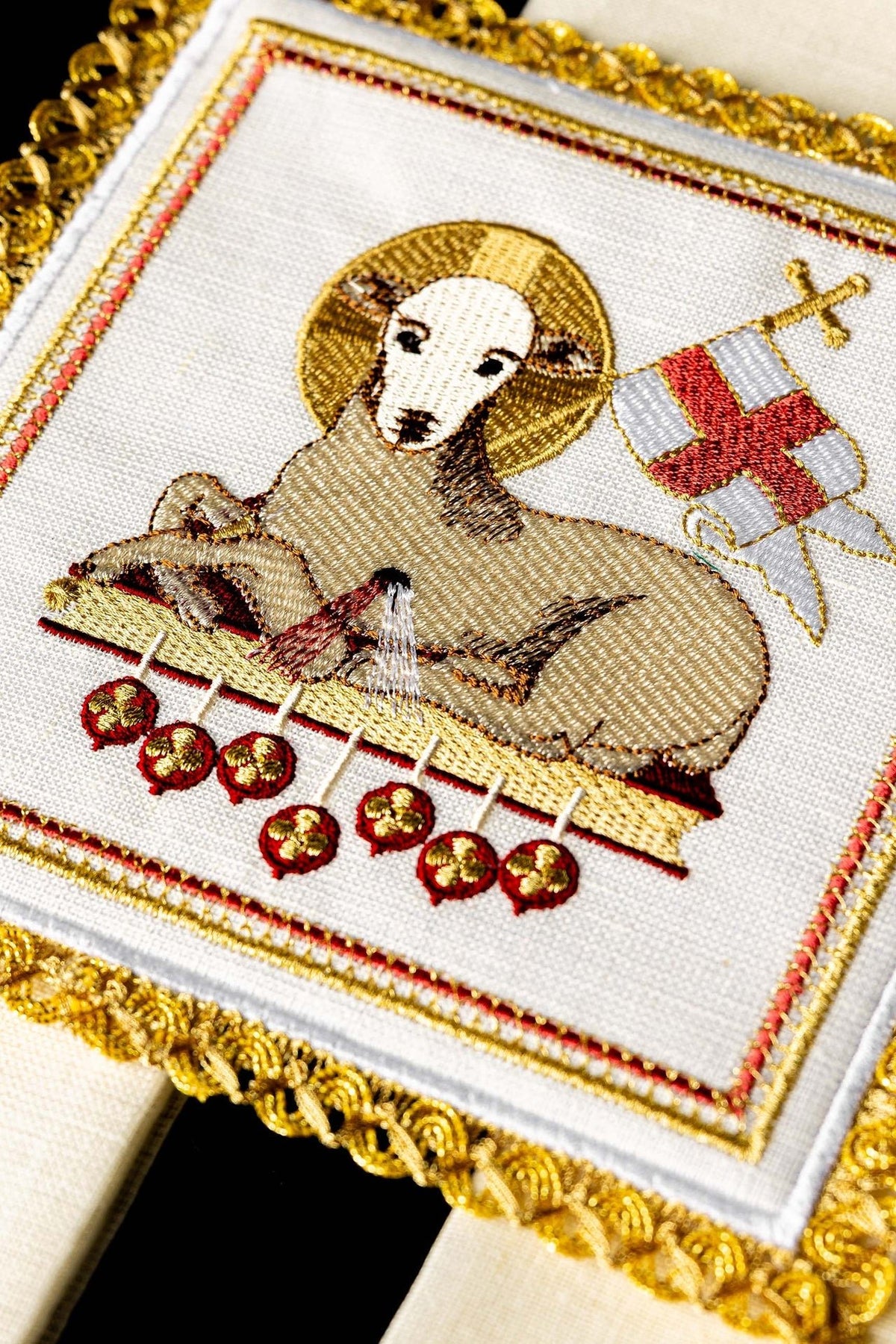 Kelchwäsche-Set mit Nahaufnahme von Lamm-Gottes-Motiv, rotem Kreuz und Goldborte