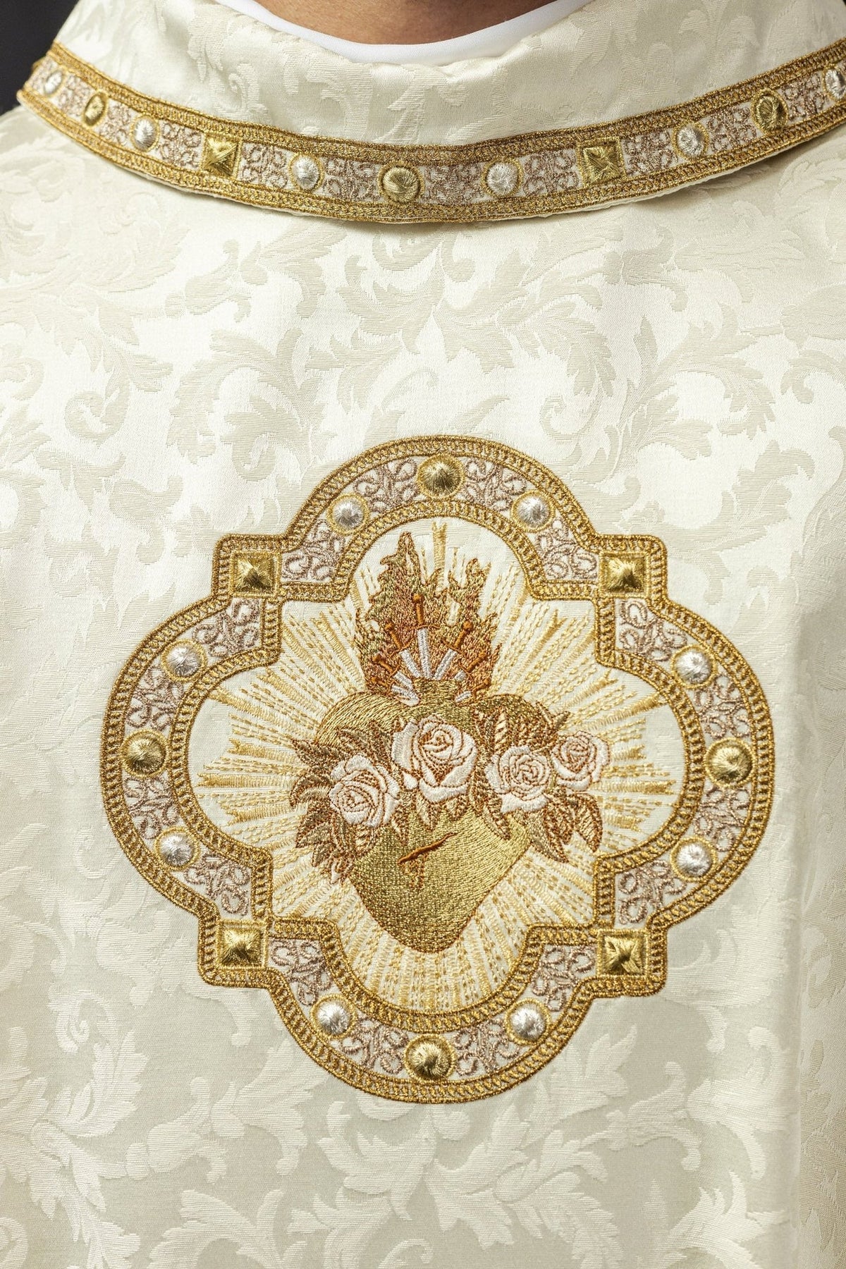 Kasel in Ecru, vollständige Vorderansicht mit floralem Jacquardmuster