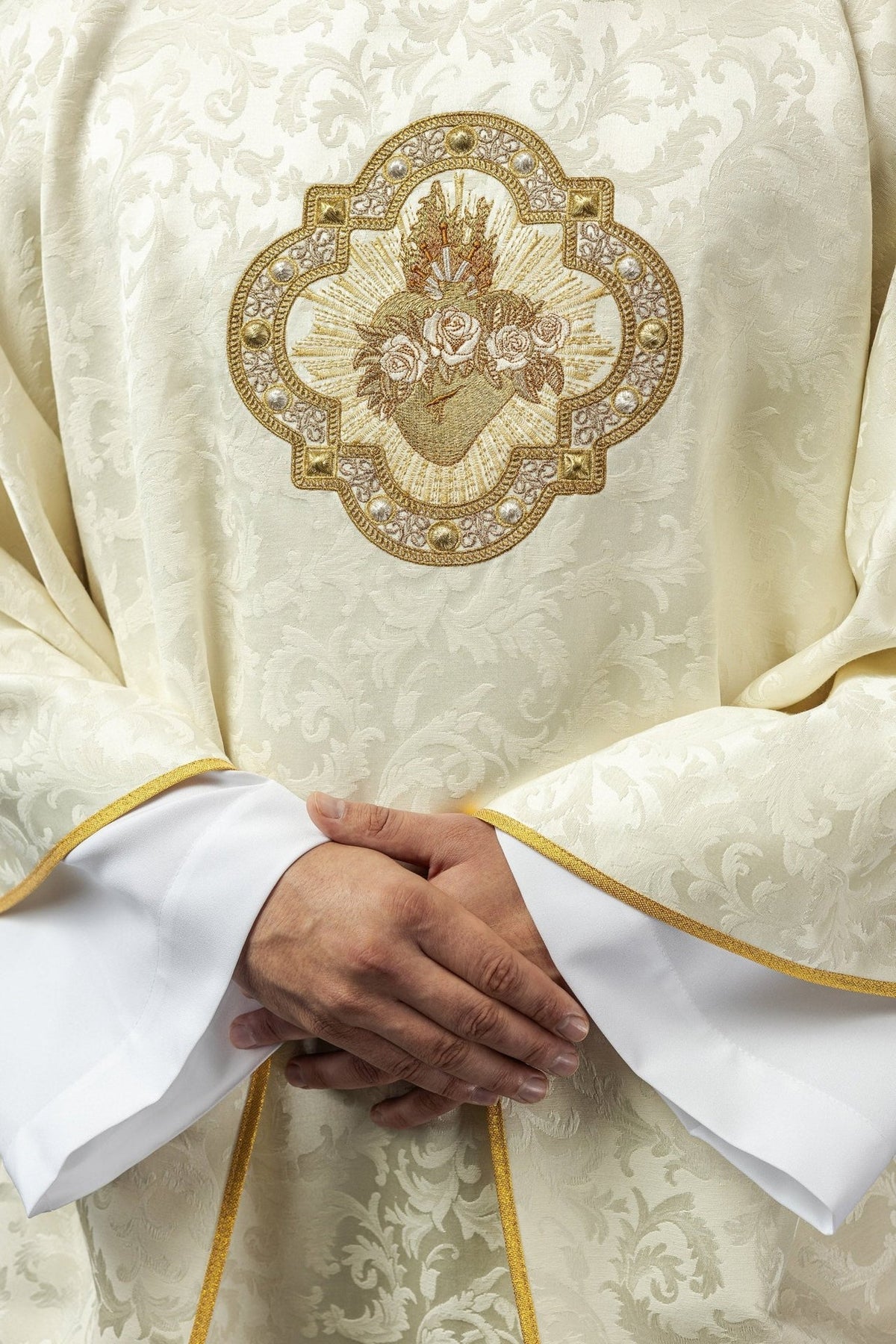 Kasel mit Detailansicht der Herz-Mariens-Stickerei in Gold und Ecru
