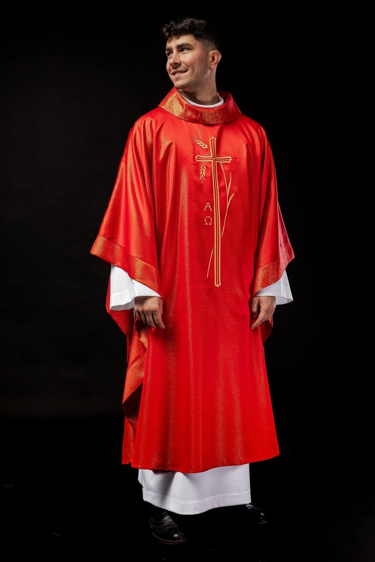 Rotes Messgewand mit Kreuz- und Ährenmotiv, vollständige Vorderansicht