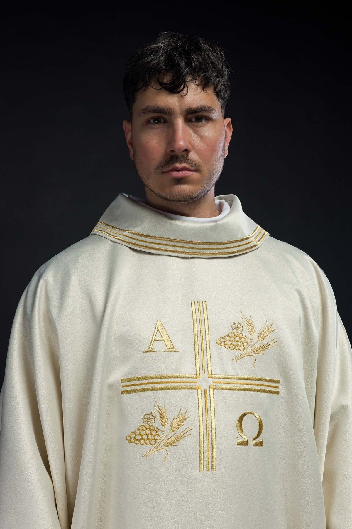 Messgewand mit gesticktem Kreuz und Motiven von Alpha und Omega sowie Ohren in Ecru, Vorderansicht