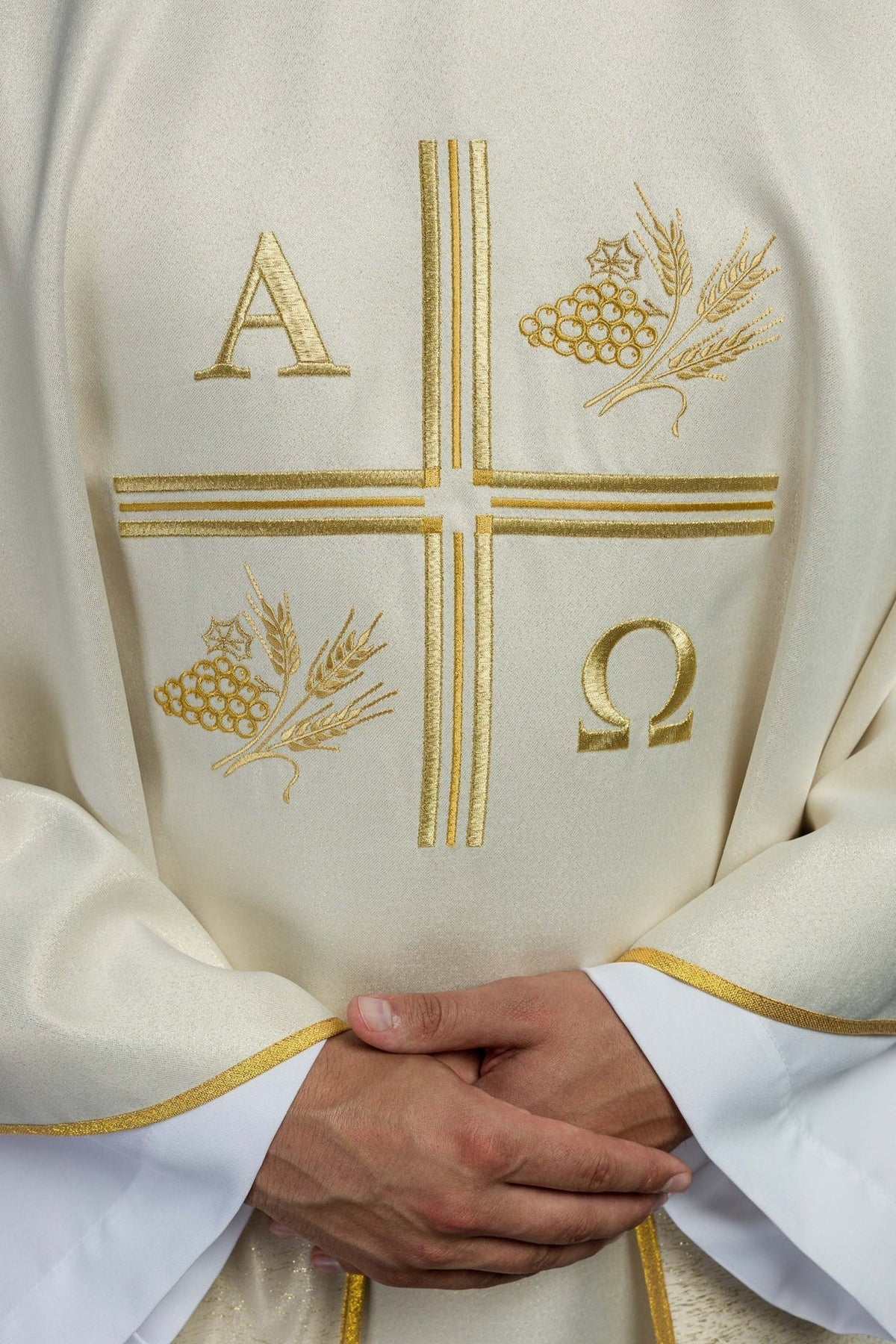 Ecru Messgewand, Nahaufnahme der goldenen Kreuz-, Alpha-, Omega- und Ährenstickerei