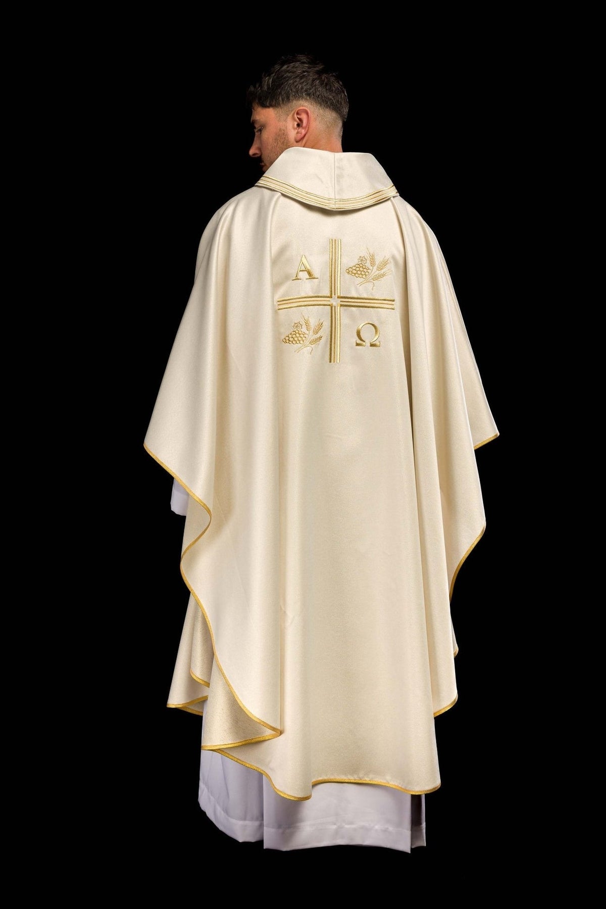 Ecru Messgewand, Rückansicht mit goldener Kreuz- und Alpha-Omega-Stickerei